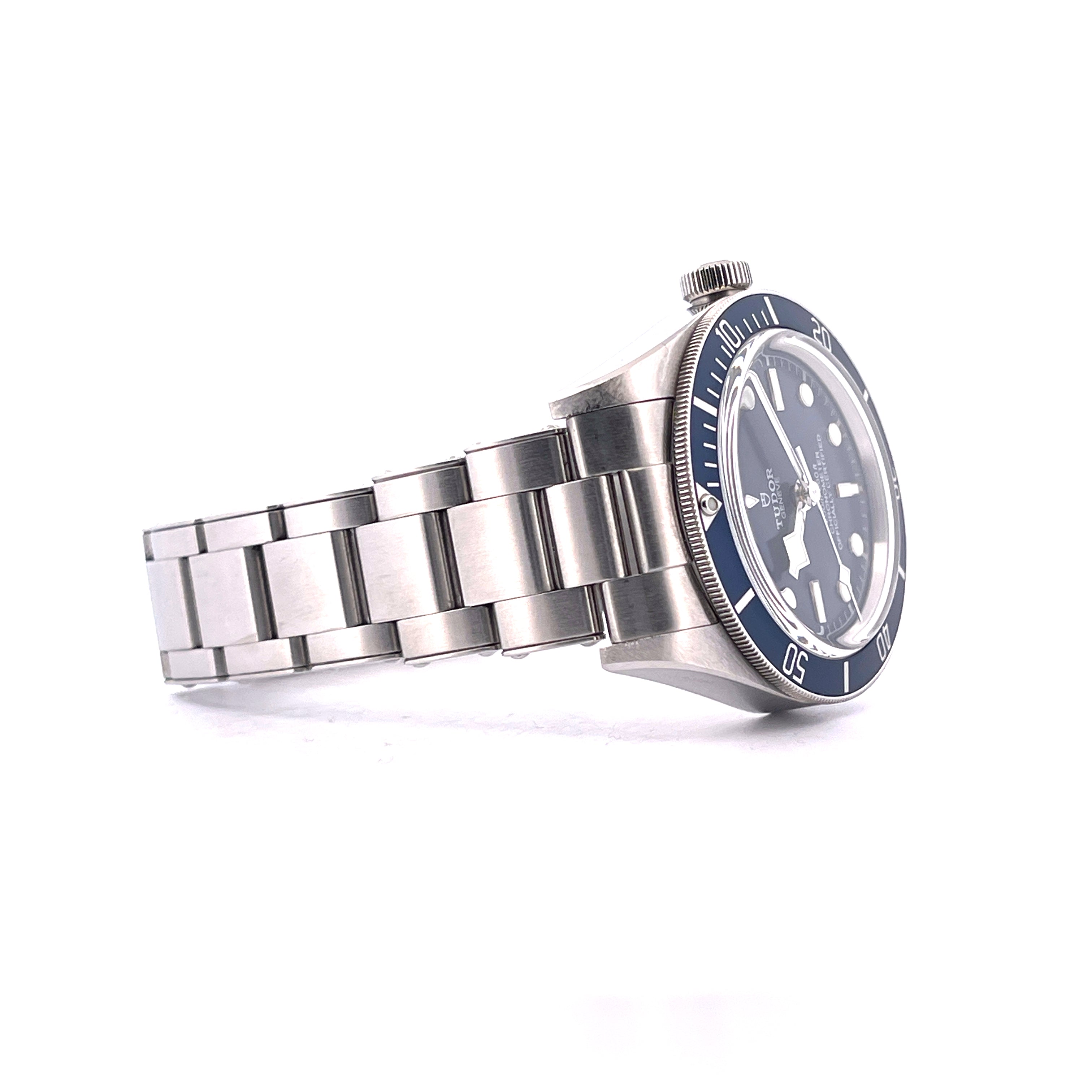 Tudor Black Bay Fifty-Eight Blue Seitenansicht mit Stahlarmband und blauem Zifferblatt auf weißem Hintergrund