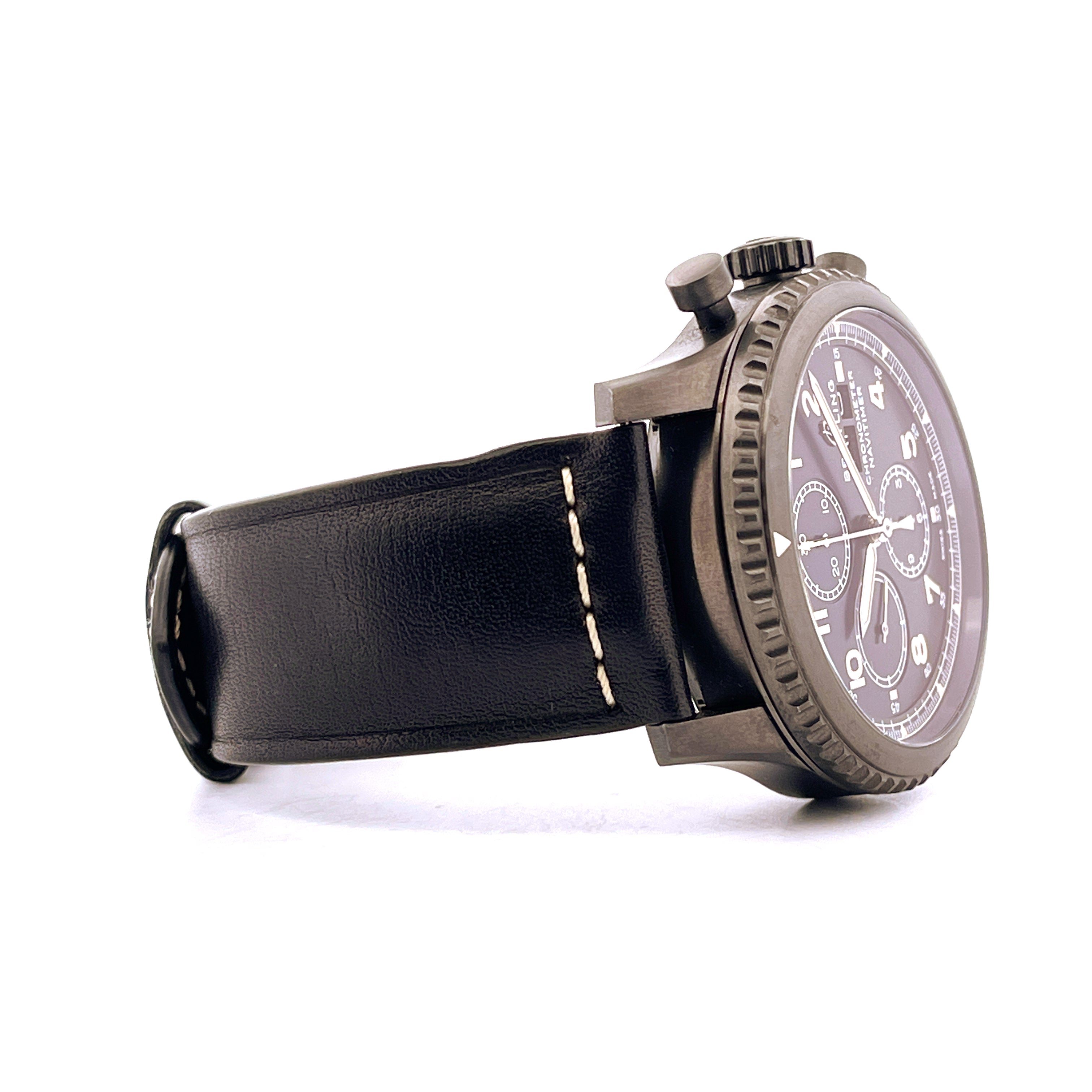 Breitling Navitimer 8 Chronograph 43 mit schwarzem Lederarmband in Seitenansicht auf weißem Hintergrund