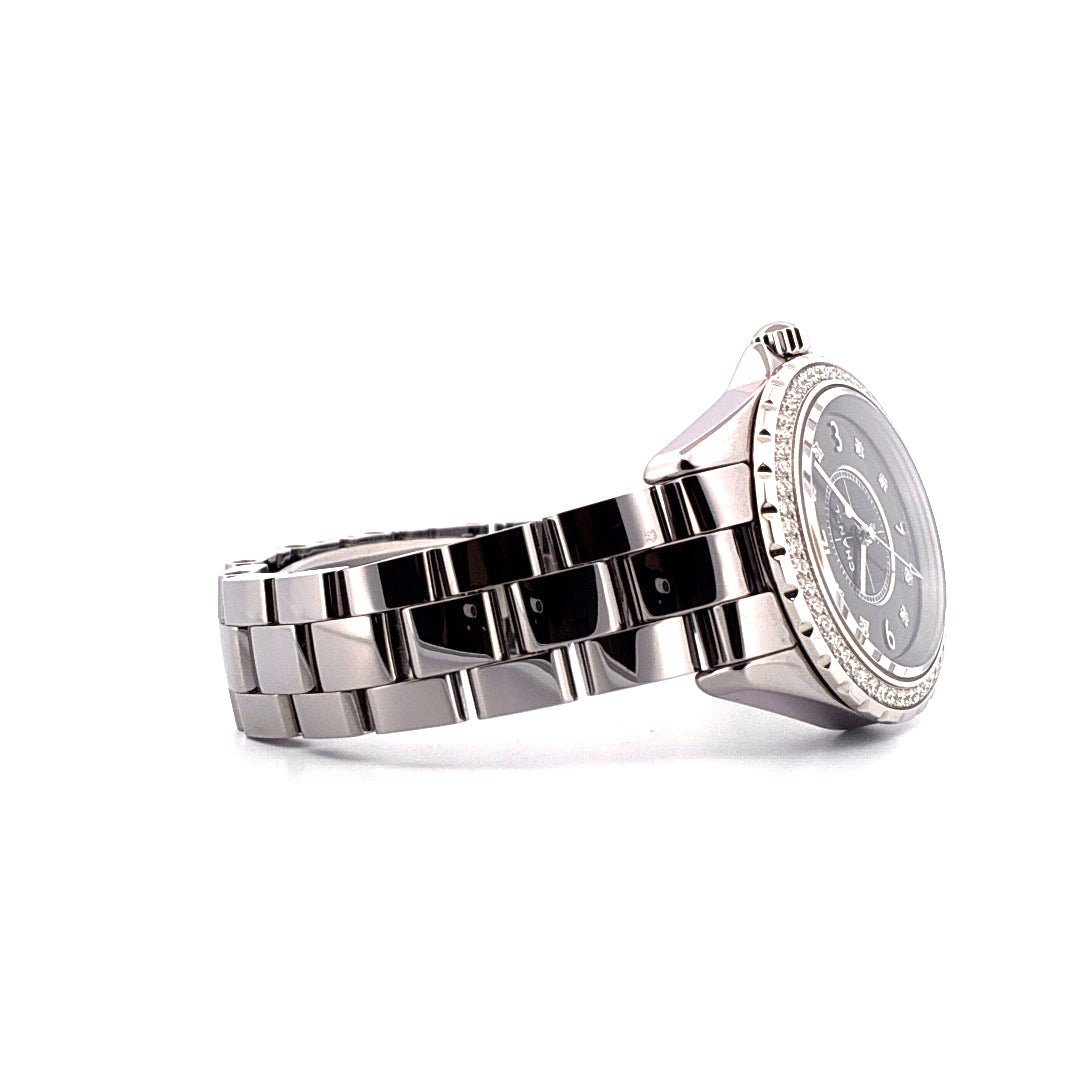 Seitenansicht einer Chanel J12 33mm mit grauem Zifferblatt und Diamantlünette am Metallarmband