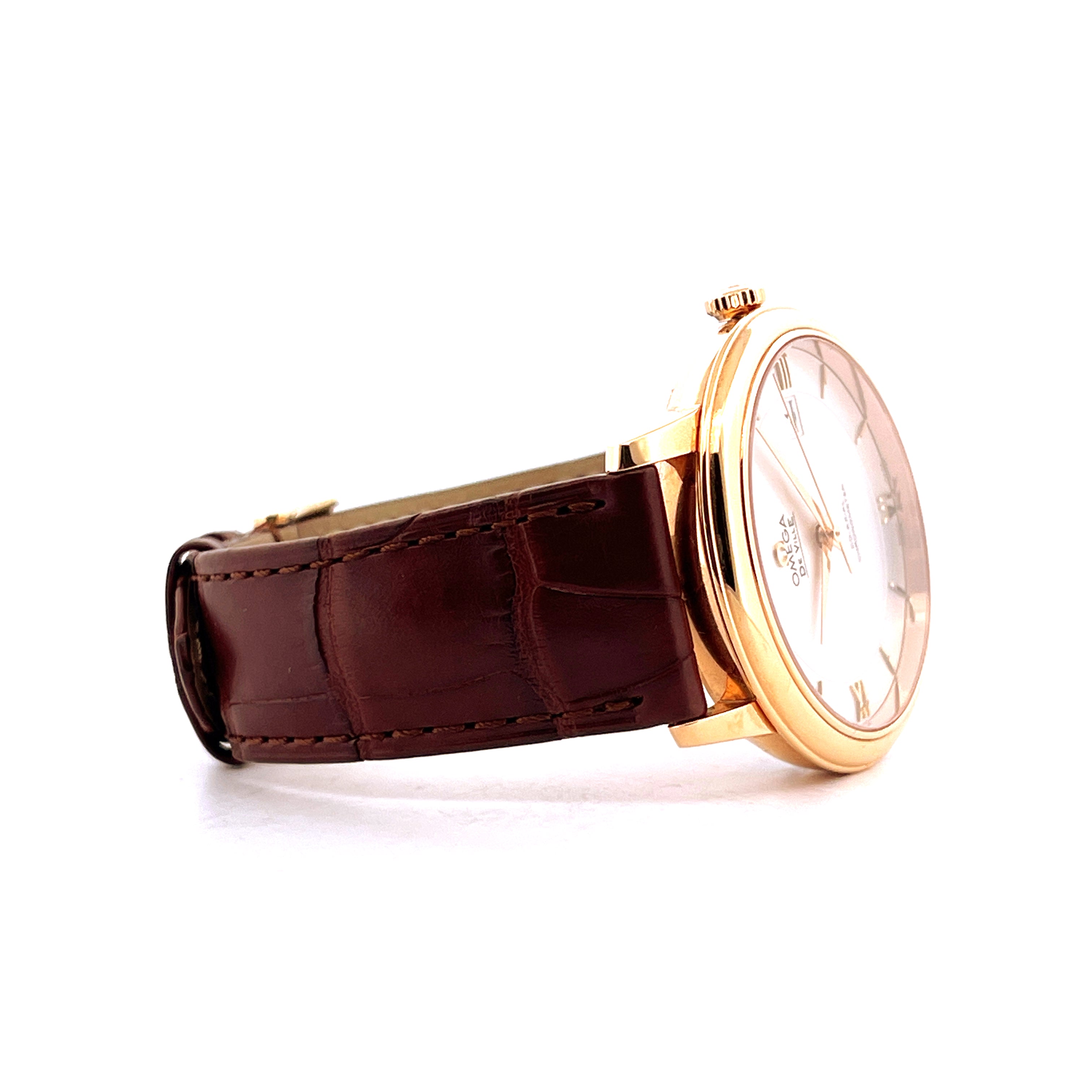 Omega De Ville Prestige Date in Gelbgold mit braunem Lederarmband im Seitenprofil auf weißem Hintergrund