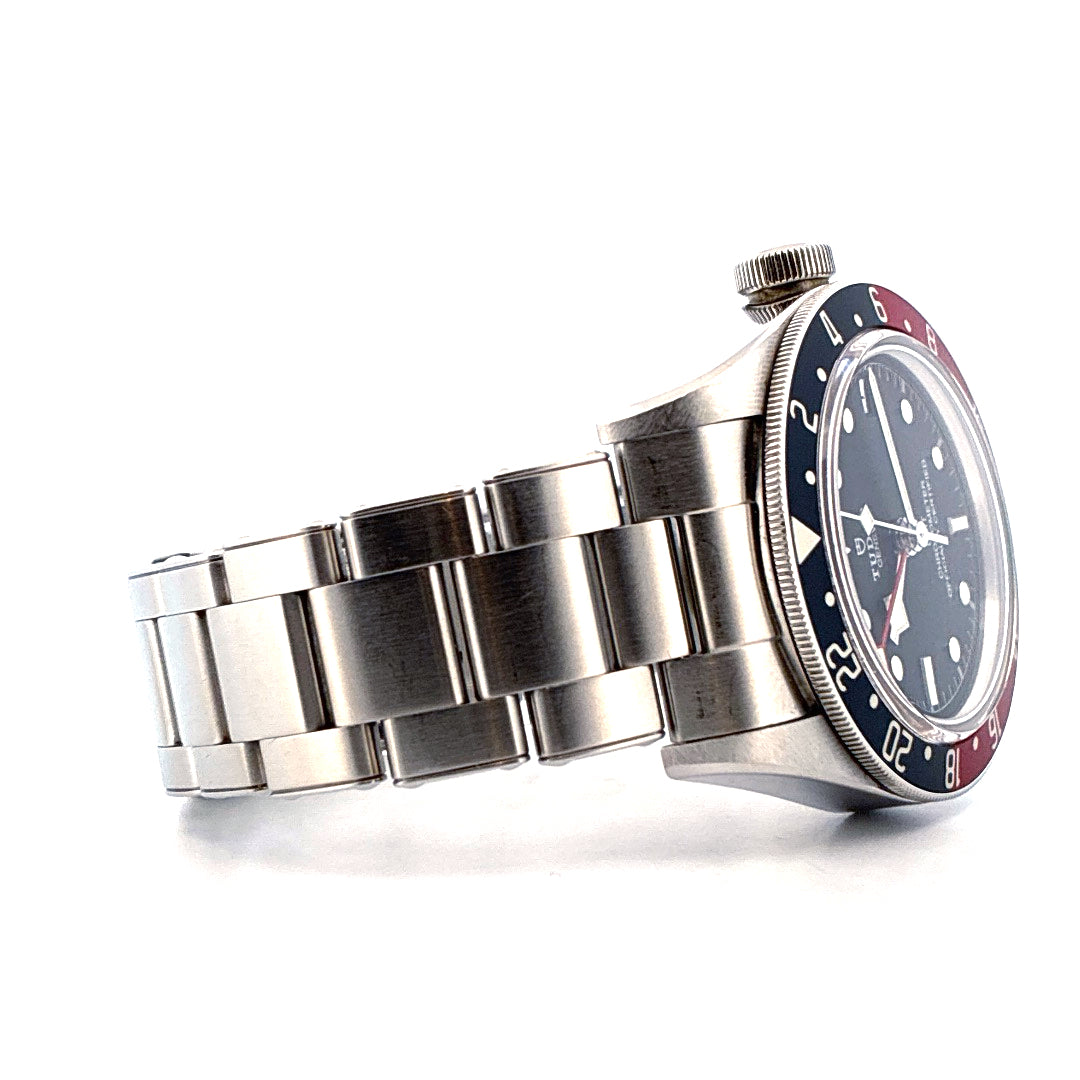 Tudor Heritage Black Bay GMT (2020), Seitenansicht mit Armband, Krone und Zifferblatt vor weißem Hintergrund