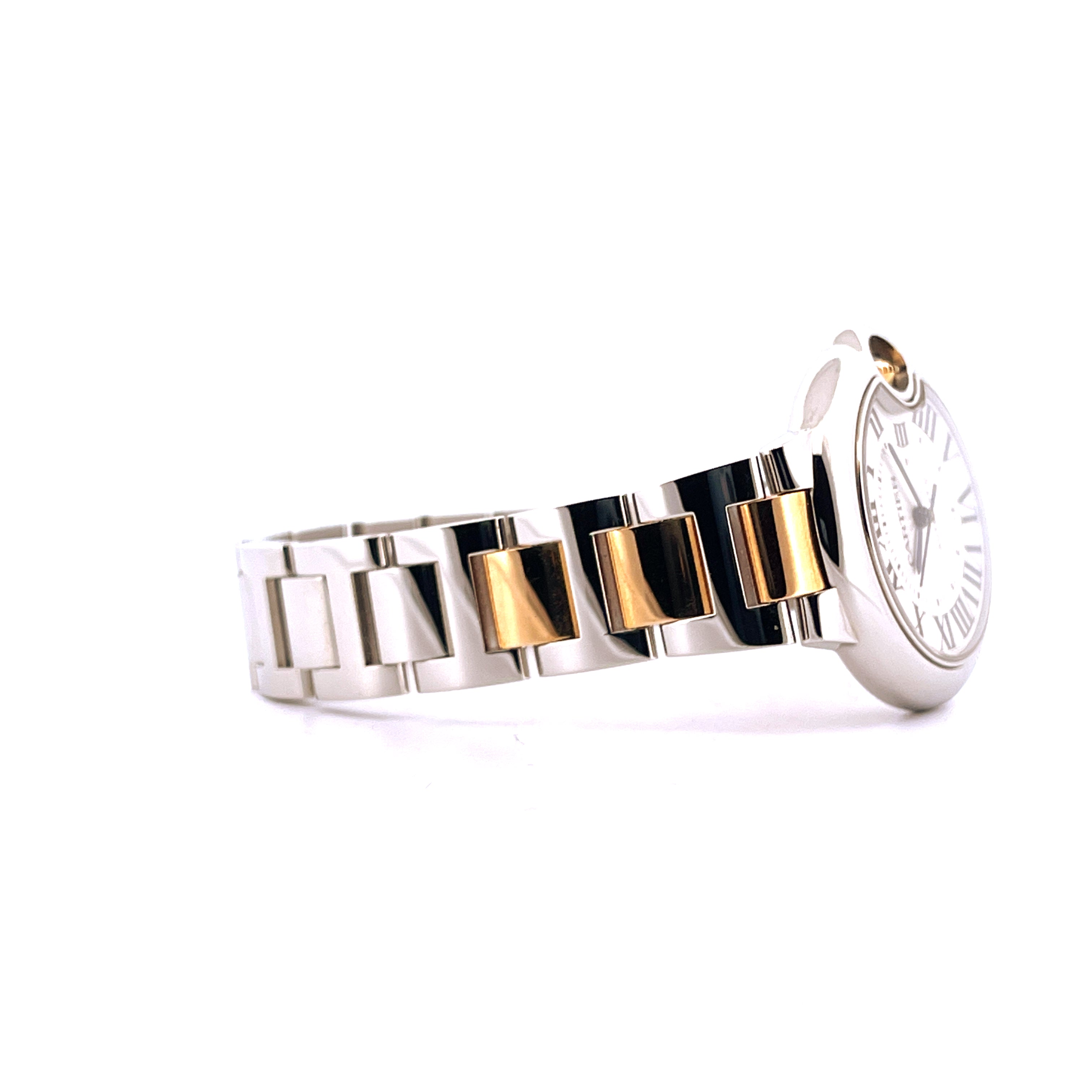 Cartier Ballon Bleu 33 mm im Seitenprofil mit Edelstahl- und Goldarmband auf weißem Hintergrund