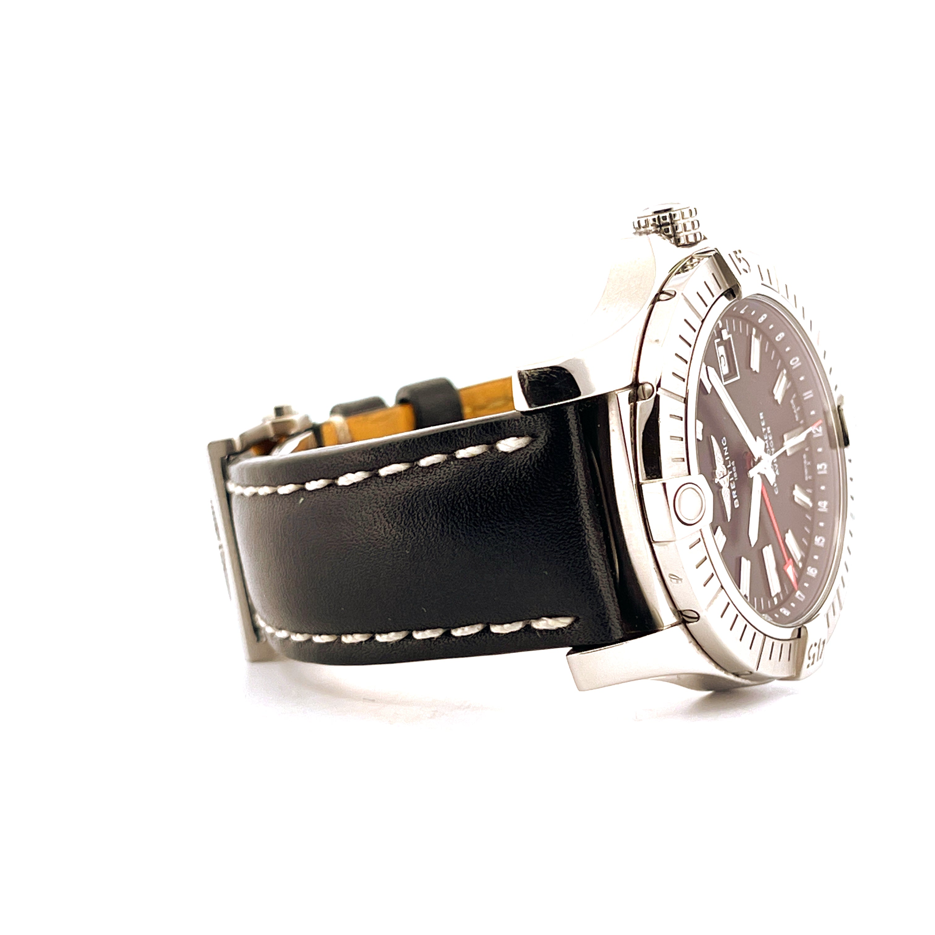 Seitenansicht einer Breitling Avenger Automatic GMT 43 mit schwarzem Lederarmband auf weißem Hintergrund