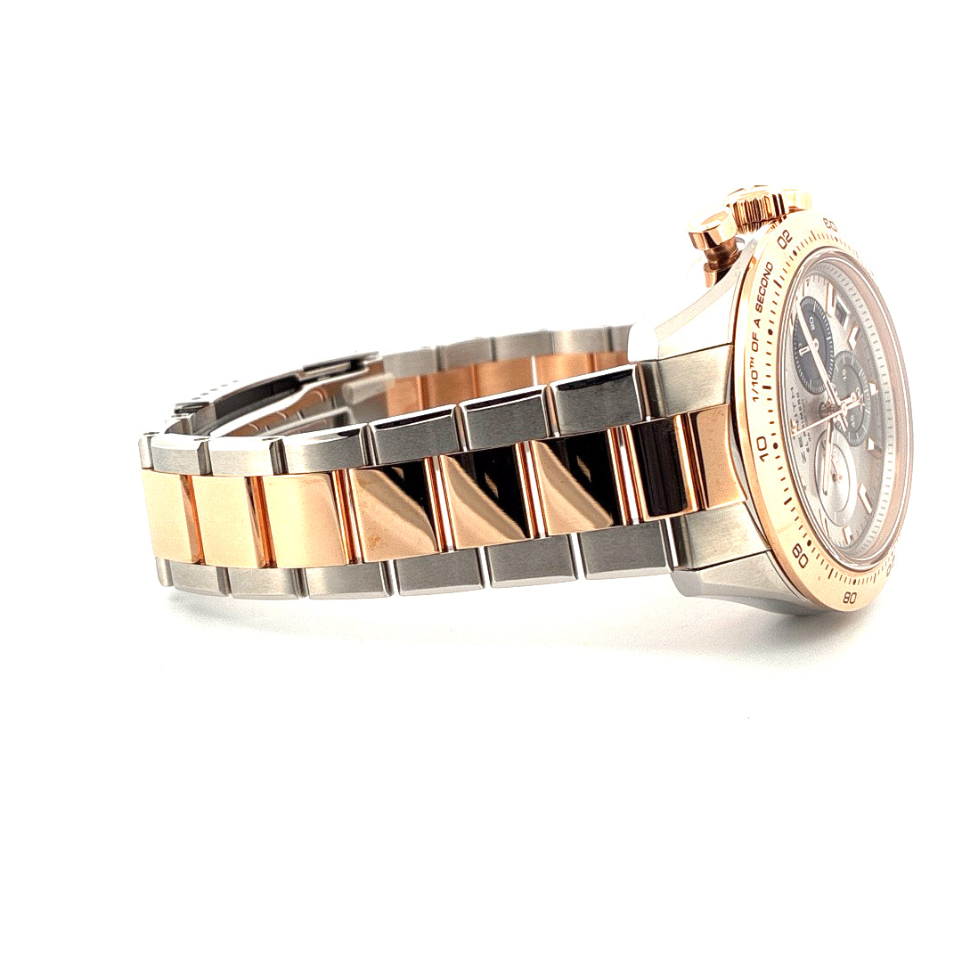 Seitenansicht der Zenith Chronomaster Sport Bicolor Roségold mit Edelstahl-Roségold-Armband