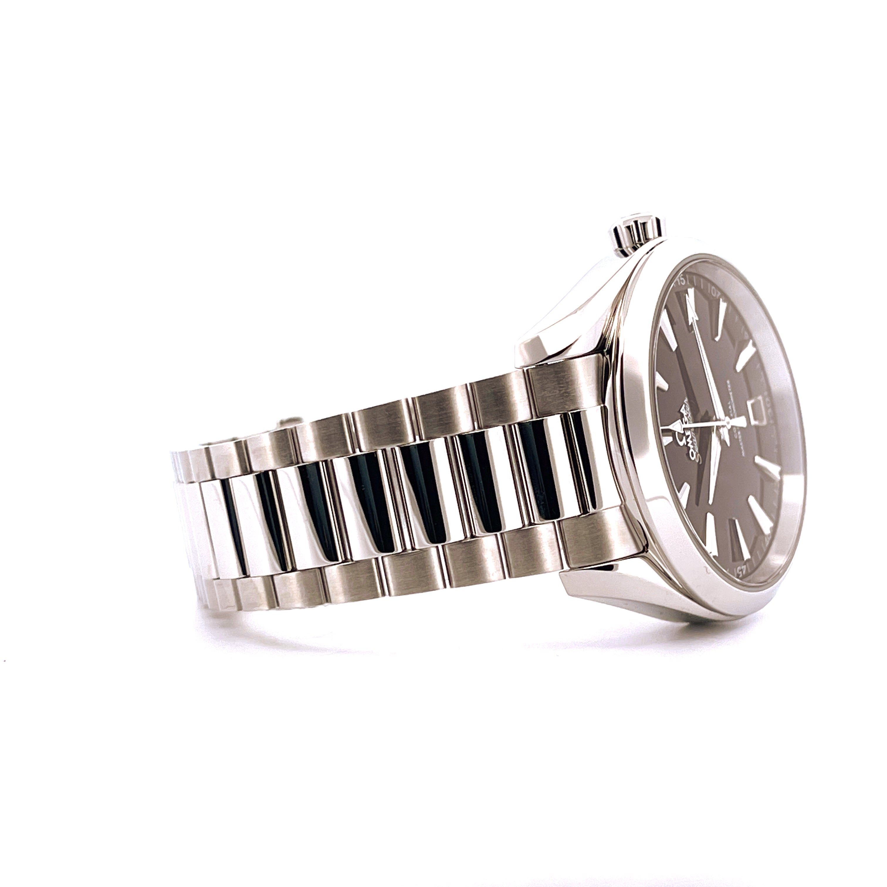 Omega Seamaster Aqua Terra 41 mm Stahl Automatik Uhr mit grauem Zifferblatt im Profil auf weißem Hintergrund