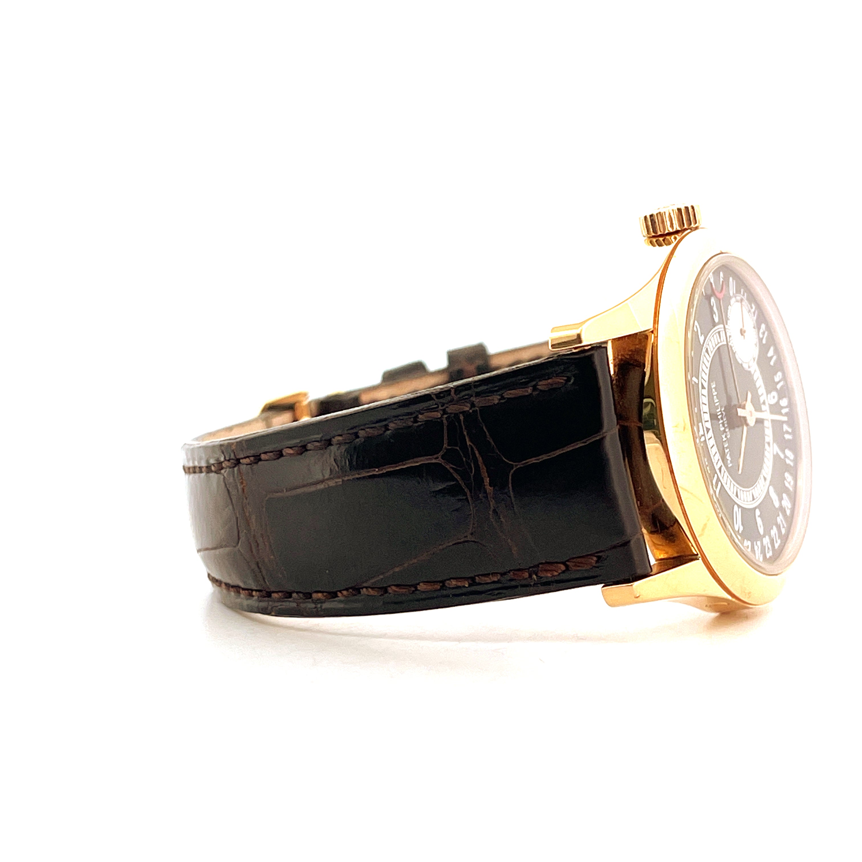 Patek Philippe Calatrava 6000R-001 Roségold Seitenansicht mit schwarzem Krokodillederarmband auf weißem Hintergrund