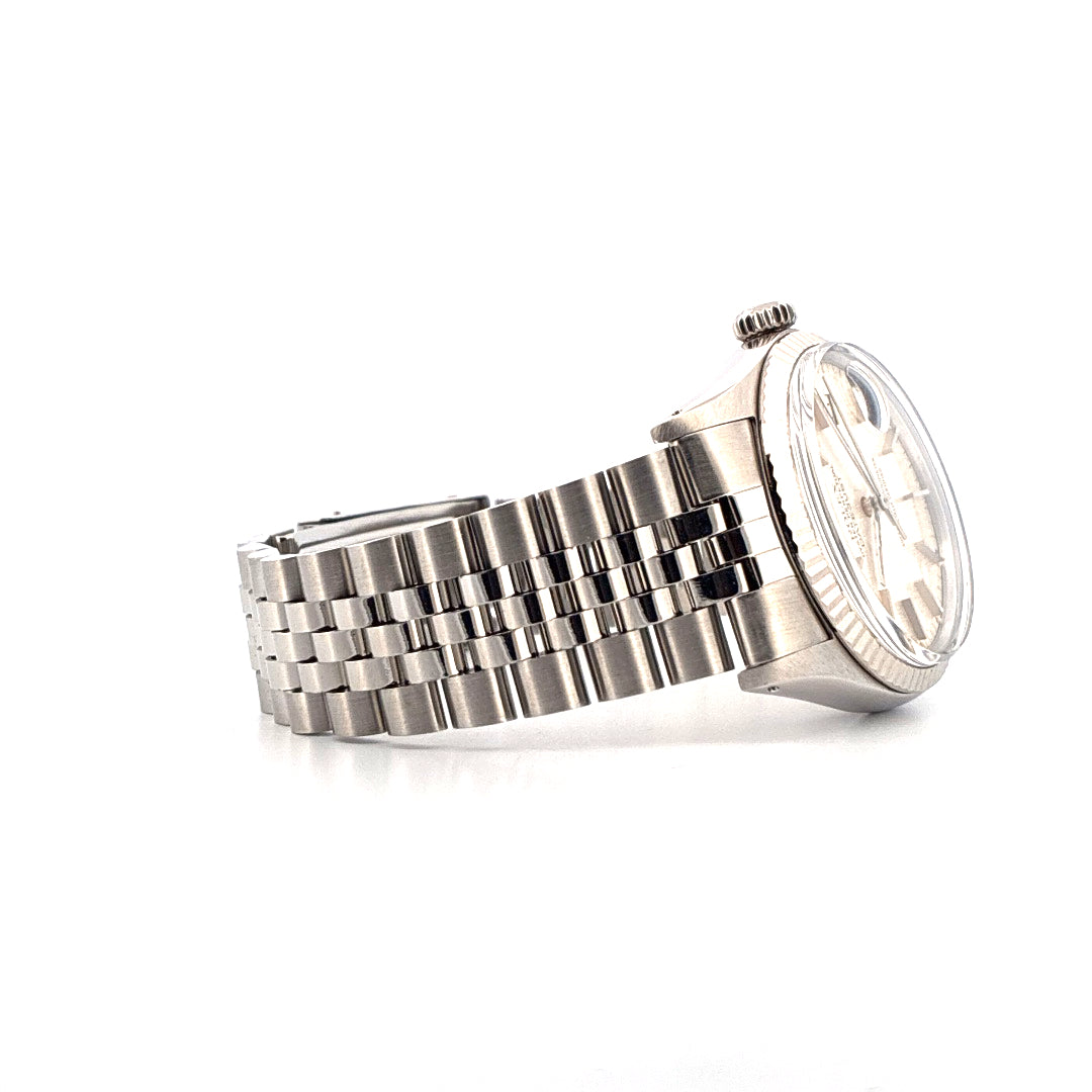 Rolex Datejust 36 mm Stahl Automatik von 1987 in Seitenansicht mit silbernem Zifferblatt und gefaltetem Gliederarmband auf weissem Hintergrund