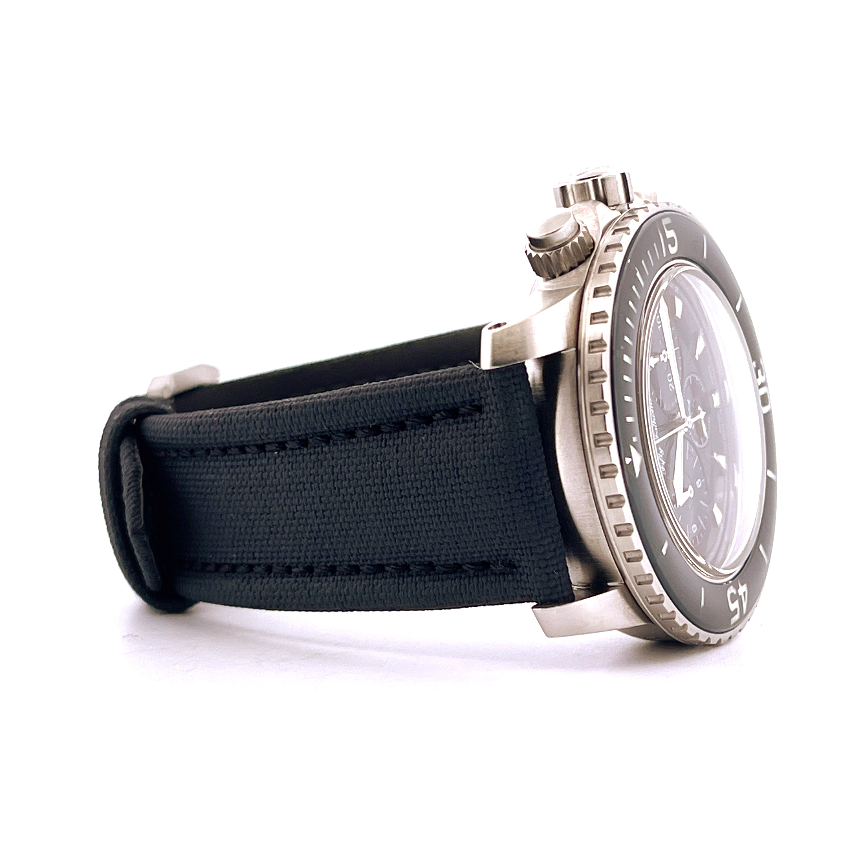 Seitenansicht einer Blancpain Fifty Fathoms Flyback 2022 Automatik-Uhr mit schwarzem Textilarmband und Edelstahllünette au…