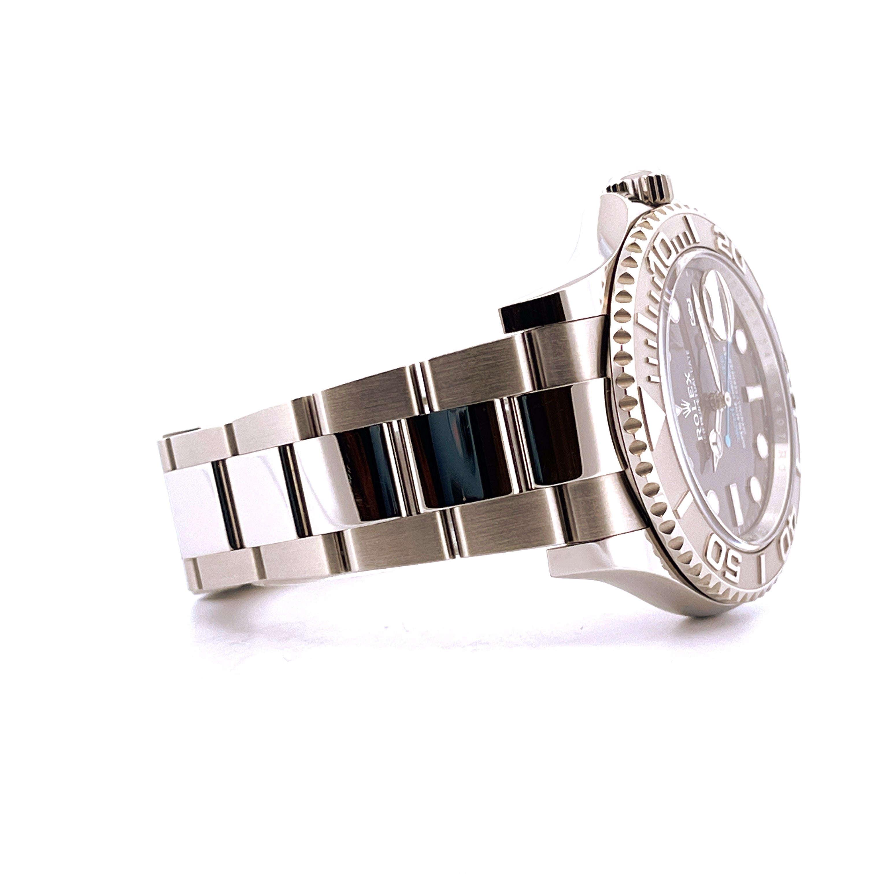 Rolex Yacht-Master 40 Rhodium Edelstahl Automatik Seitenansicht auf weißem Hintergrund