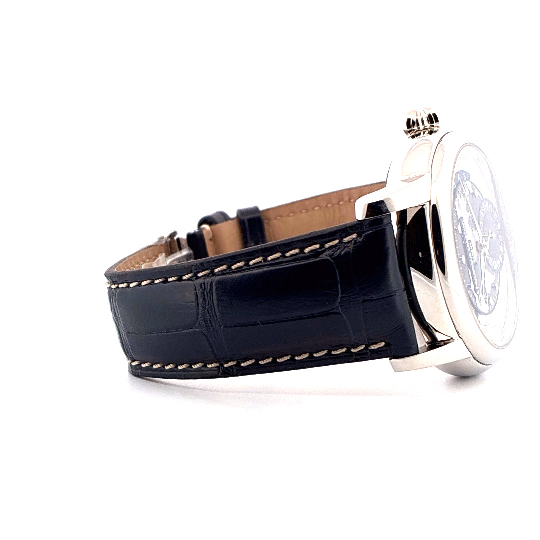 Seitenansicht einer Frederique Constant Classic Manufacture Worldtimer Armbanduhr mit schwarzem Krokolederarmband