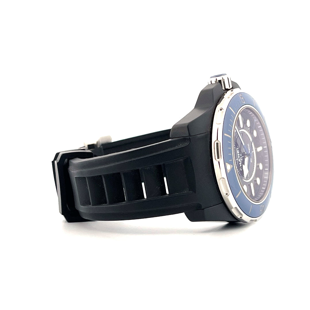 Chanel J12 Marine 42mm Keramik matt mit blauer Lünette und schwarzem Kautschukarmband in Seitenansicht