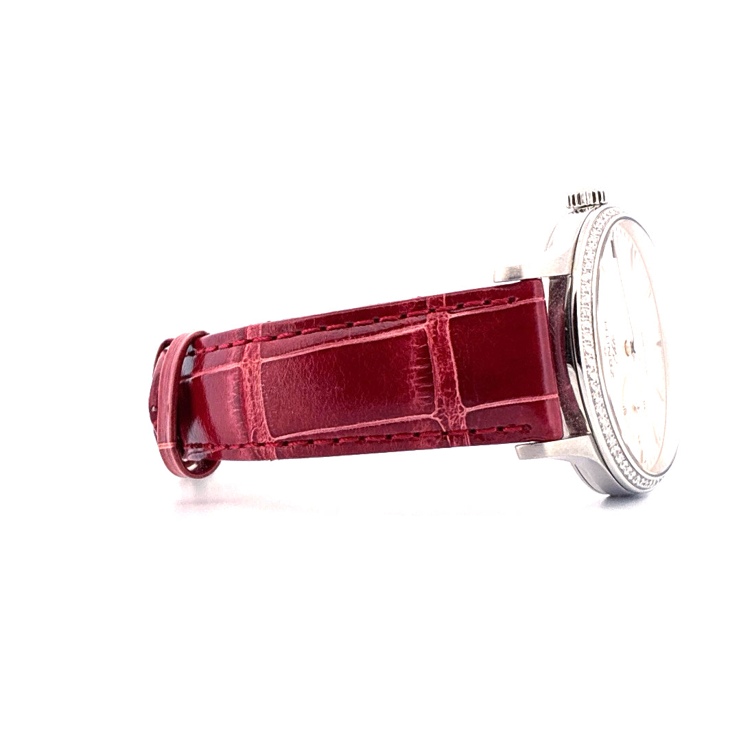 Zenith Class Elite Automatic mit Diamantlünette und rotem Lederarmband im Profil auf weißem Hintergrund