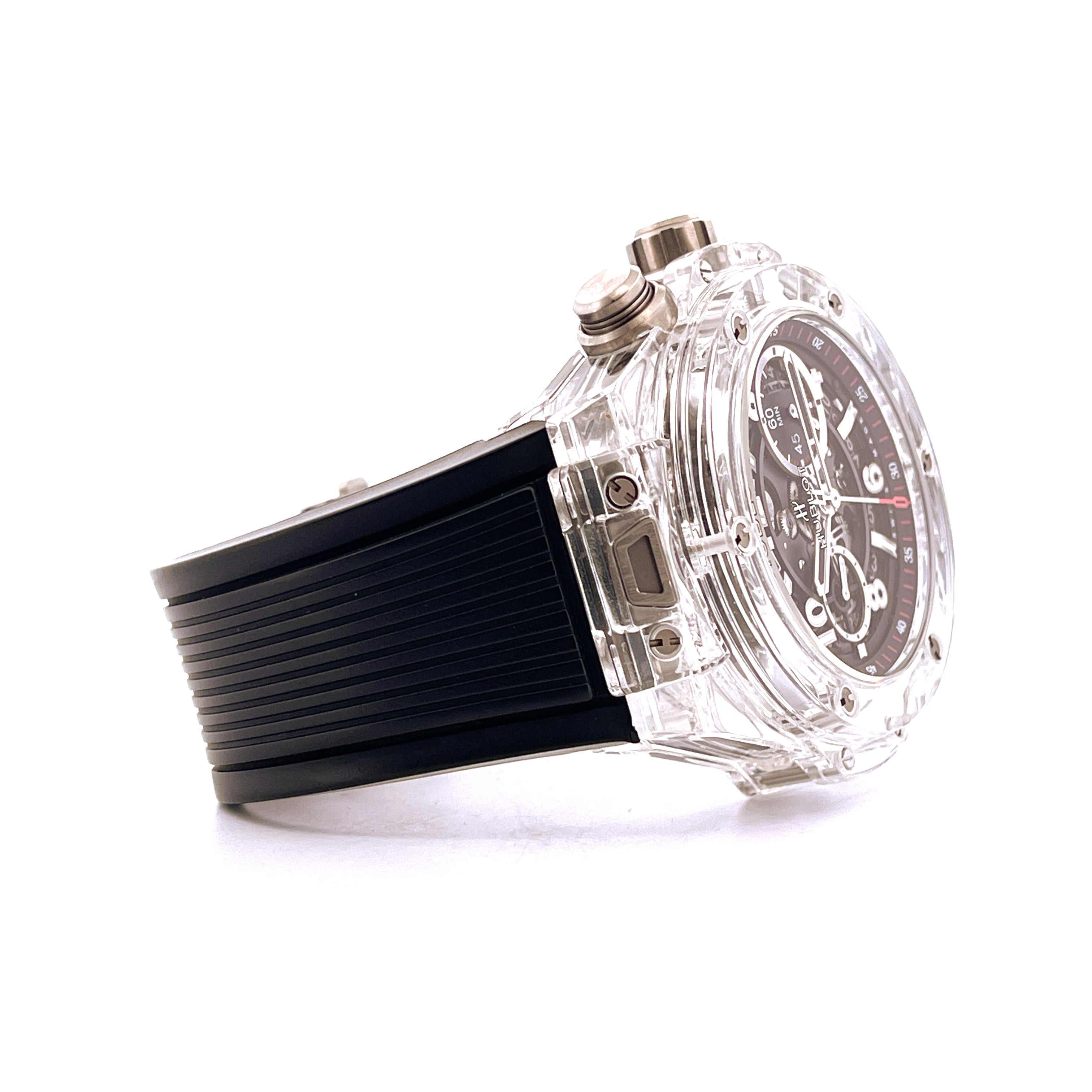 Hublot Big Bang Unico Magic Sapphire Uhr in Seitenansicht mit schwarzem Kautschukband auf weißem Hintergrund