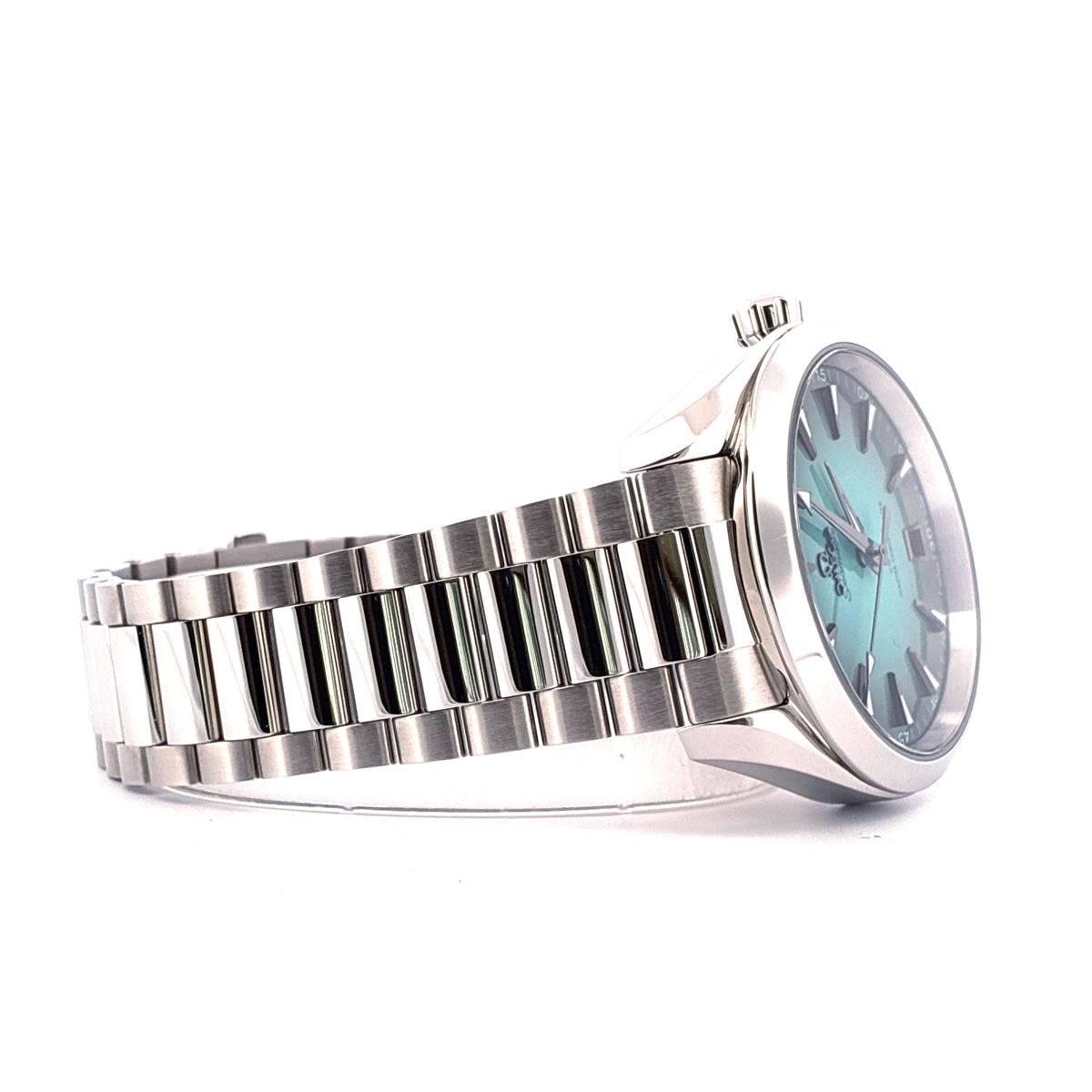 Omega Seamaster Aqua Terra 150m / Blue Dial / Full-Set / 2025, Schrägansicht mit Armband, Zifferblatt und Krone vor weißem Hintergrund