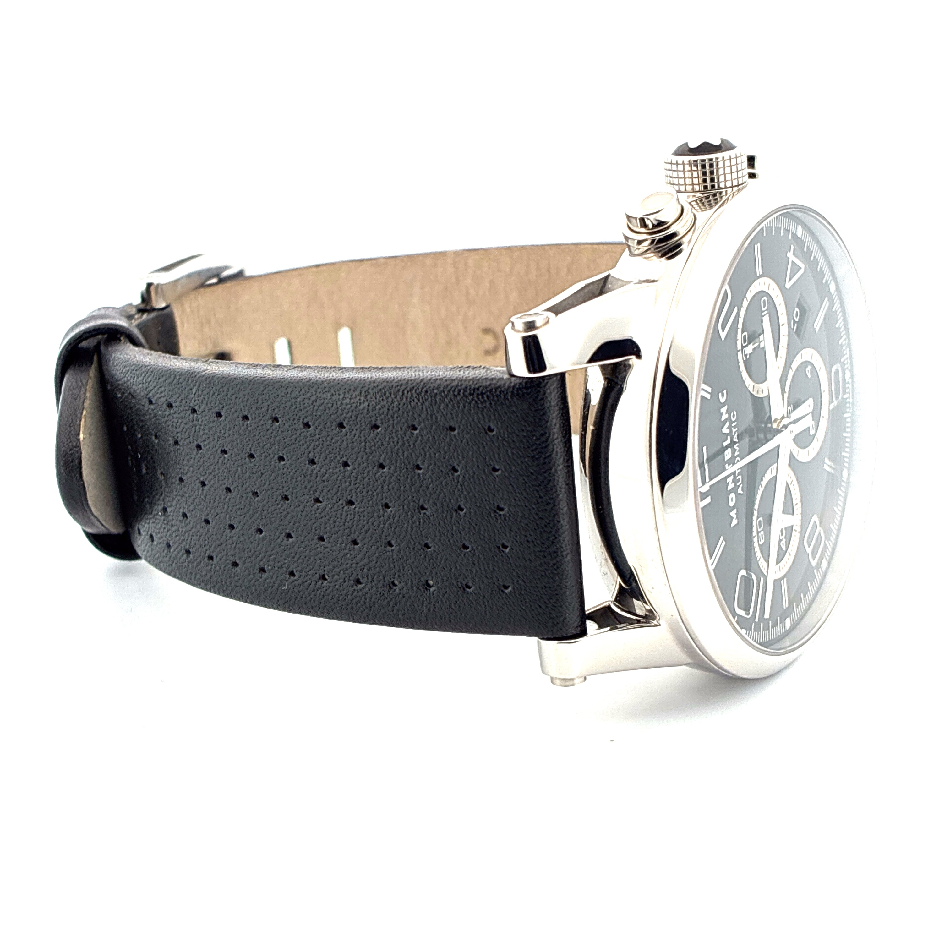 Seitenansicht eines Montblanc Timewalker Chronographen mit schwarzem Lederarmband und silbernem Gehäuse auf weißem Hinterg…