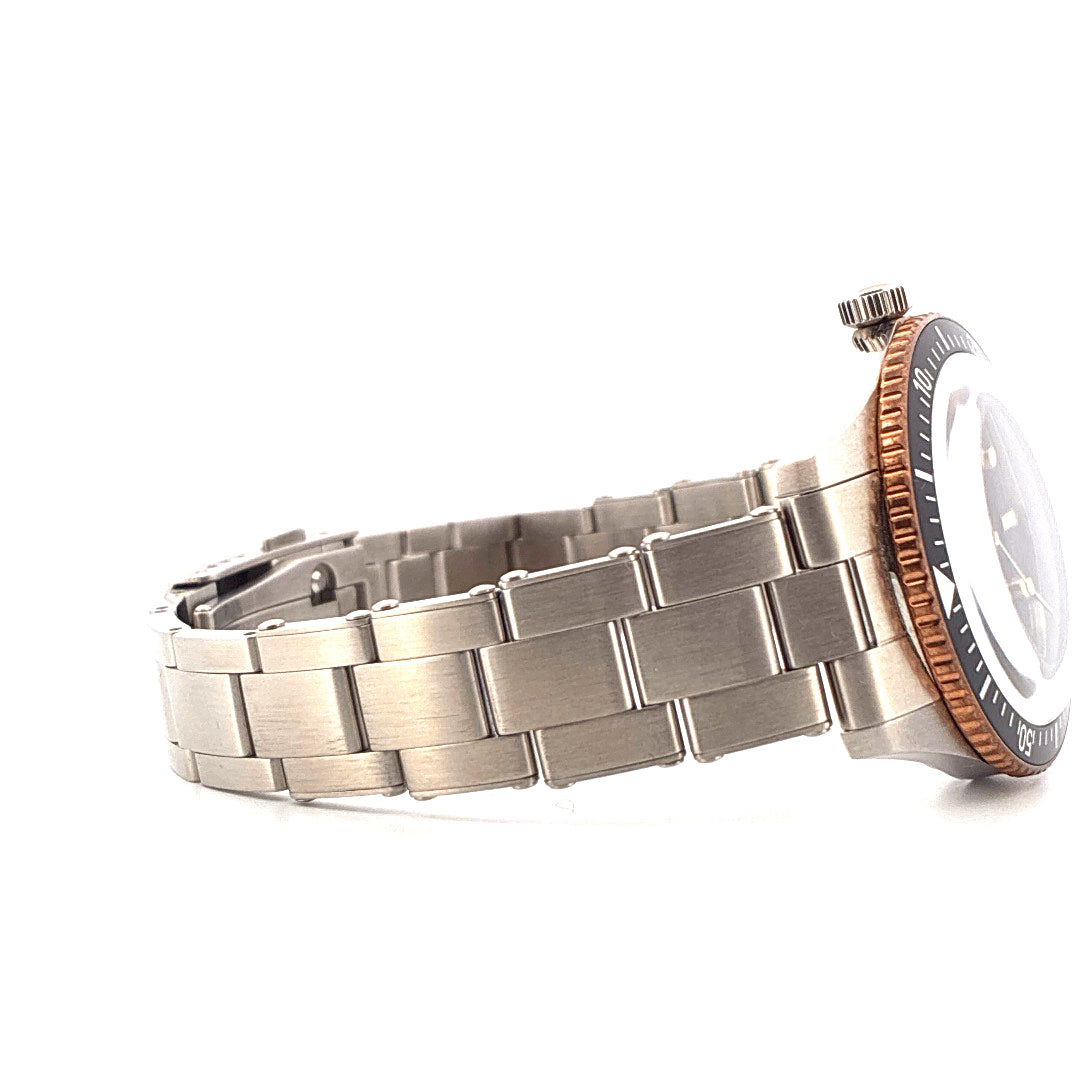 Oris Divers Sixty Five aus Edelstahl mit roséfarbenem Akzent auf weißem Hintergrund