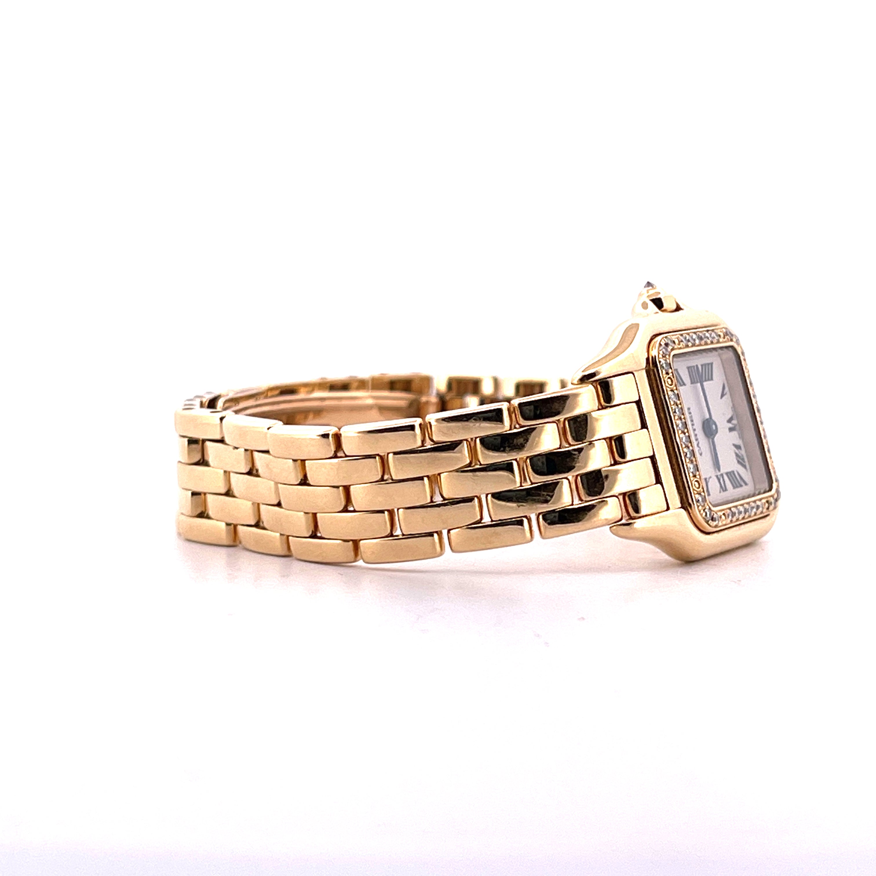 Cartier Panthere Gelbgold Uhr mit Diamantbesatz und römischen Ziffern auf weißem Hintergrund