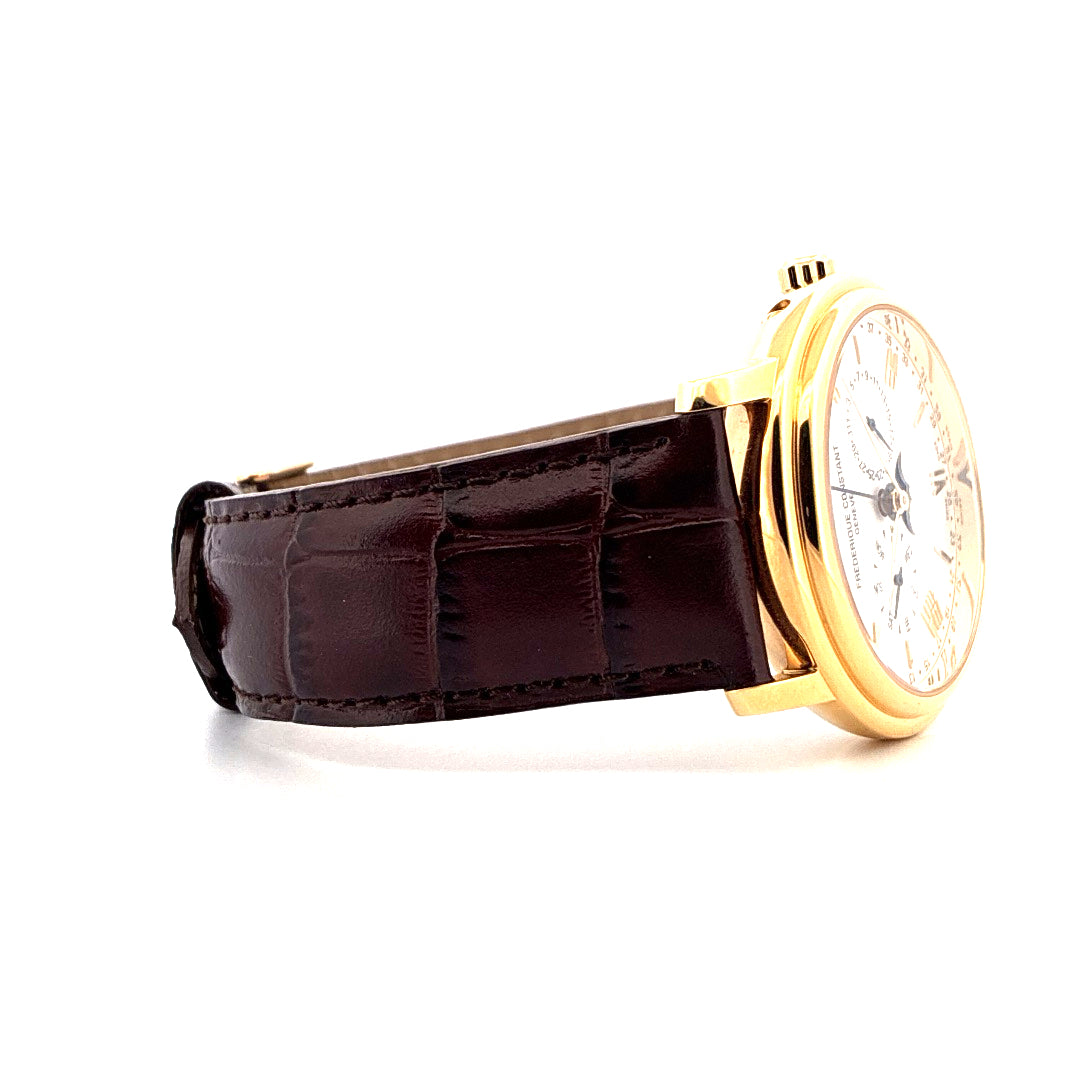 Seitenansicht einer Frederique Constant Business Timer Uhr in Gelbgold mit braunem Lederarmband