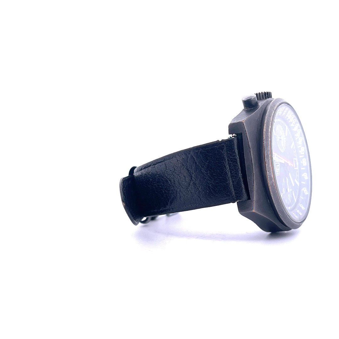 TAG Heuer Chronograph Big Shield aus Stahl PVD mit Lederarmband in Seitenansicht auf weißem Hintergrund