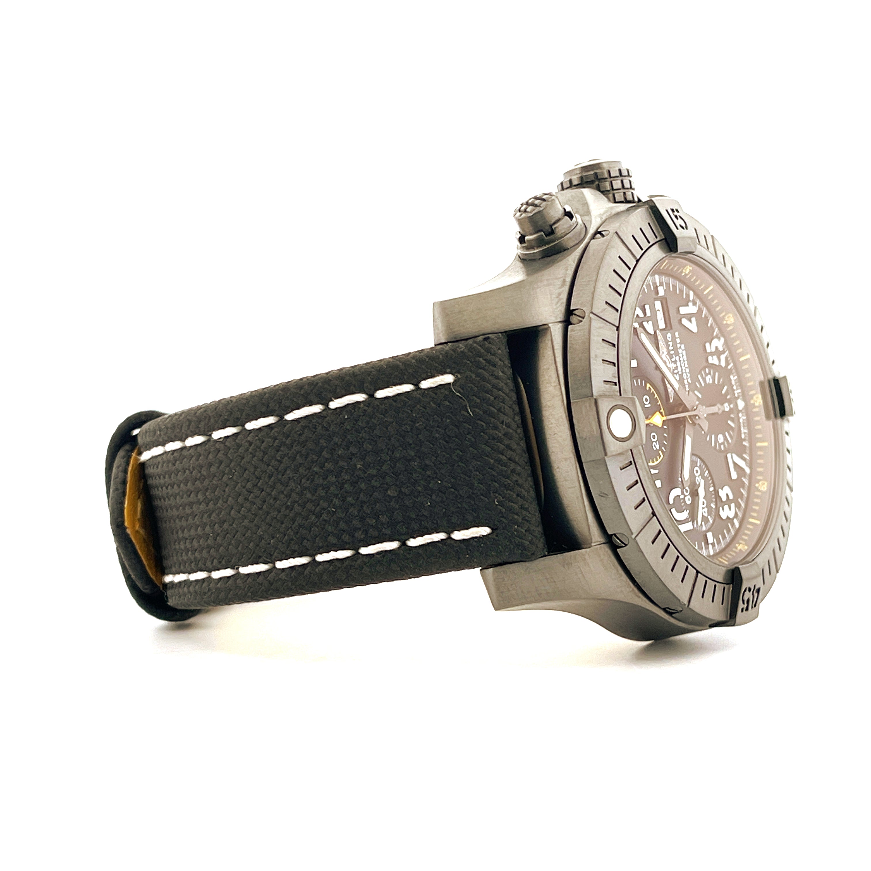 Seitenansicht einer Breitling Avenger Chronograph Night Mission Uhr mit schwarzem Stoffarmband und weißer Naht