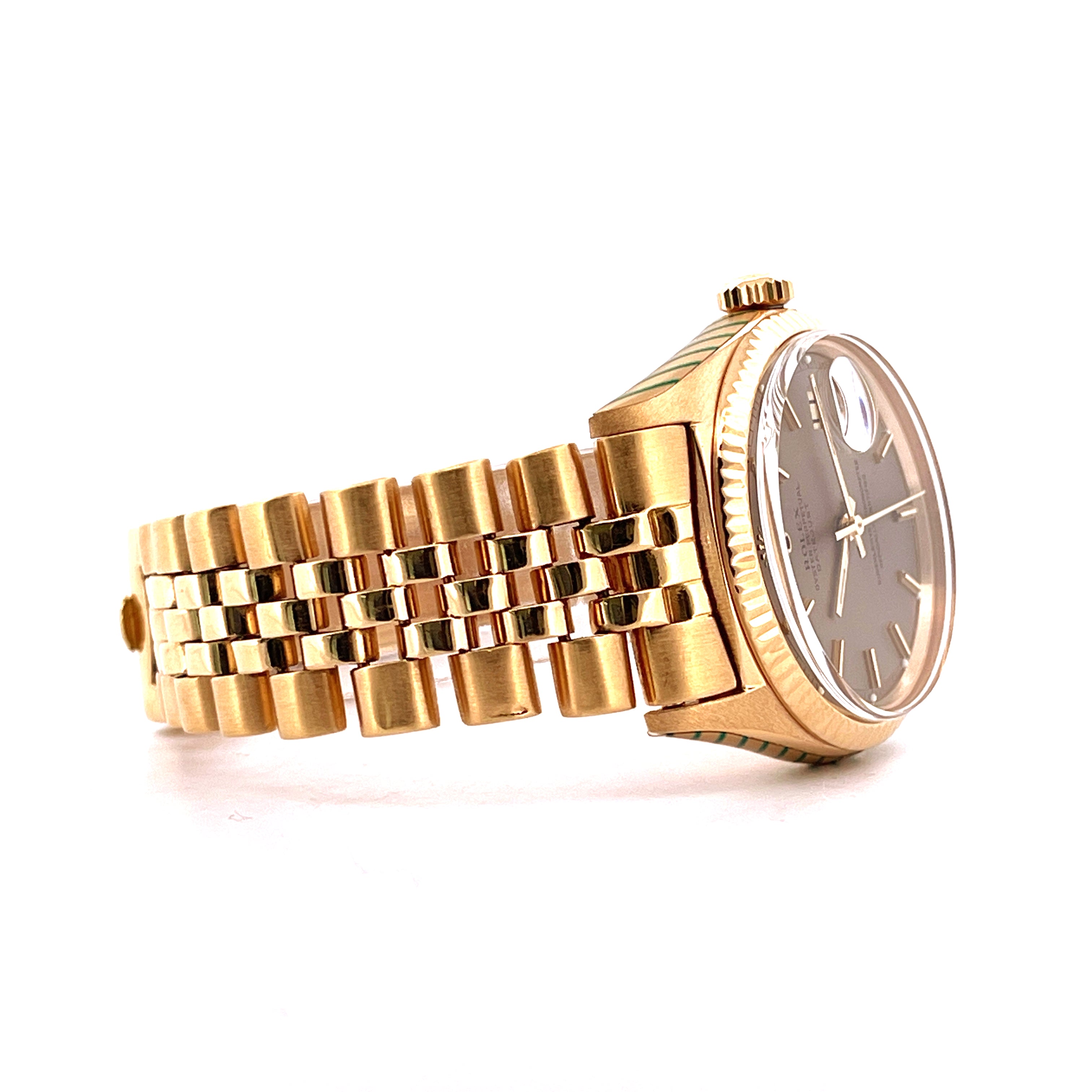 Rolex Datejust 36 Full Gold 1601 von 1968 in Seitenansicht mit goldenem Jubilee Armband und grauem Zifferblatt