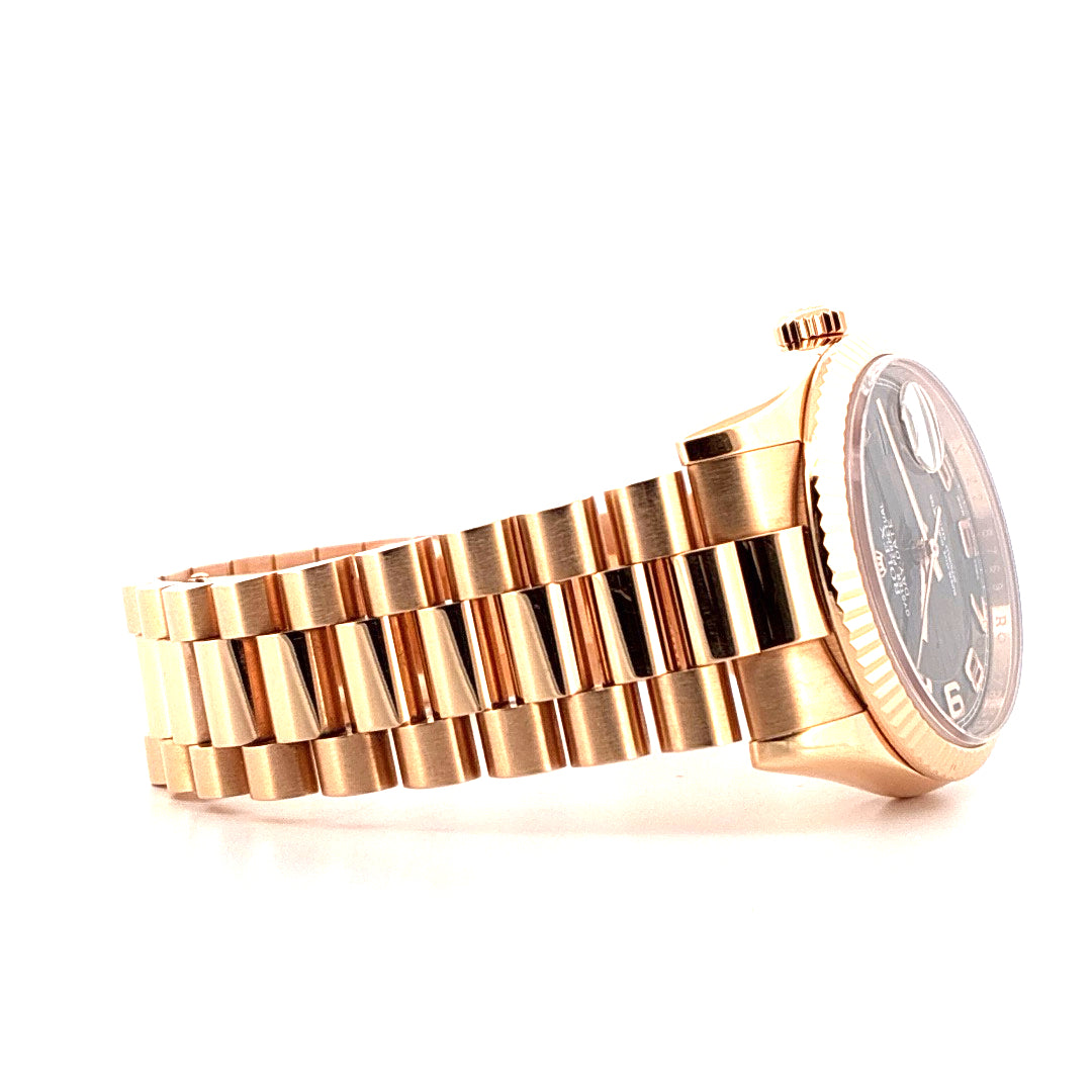 Rolex Day-Date 36 Everose mit Wave Dial aus Roségold im Profil auf weißem Hintergrund