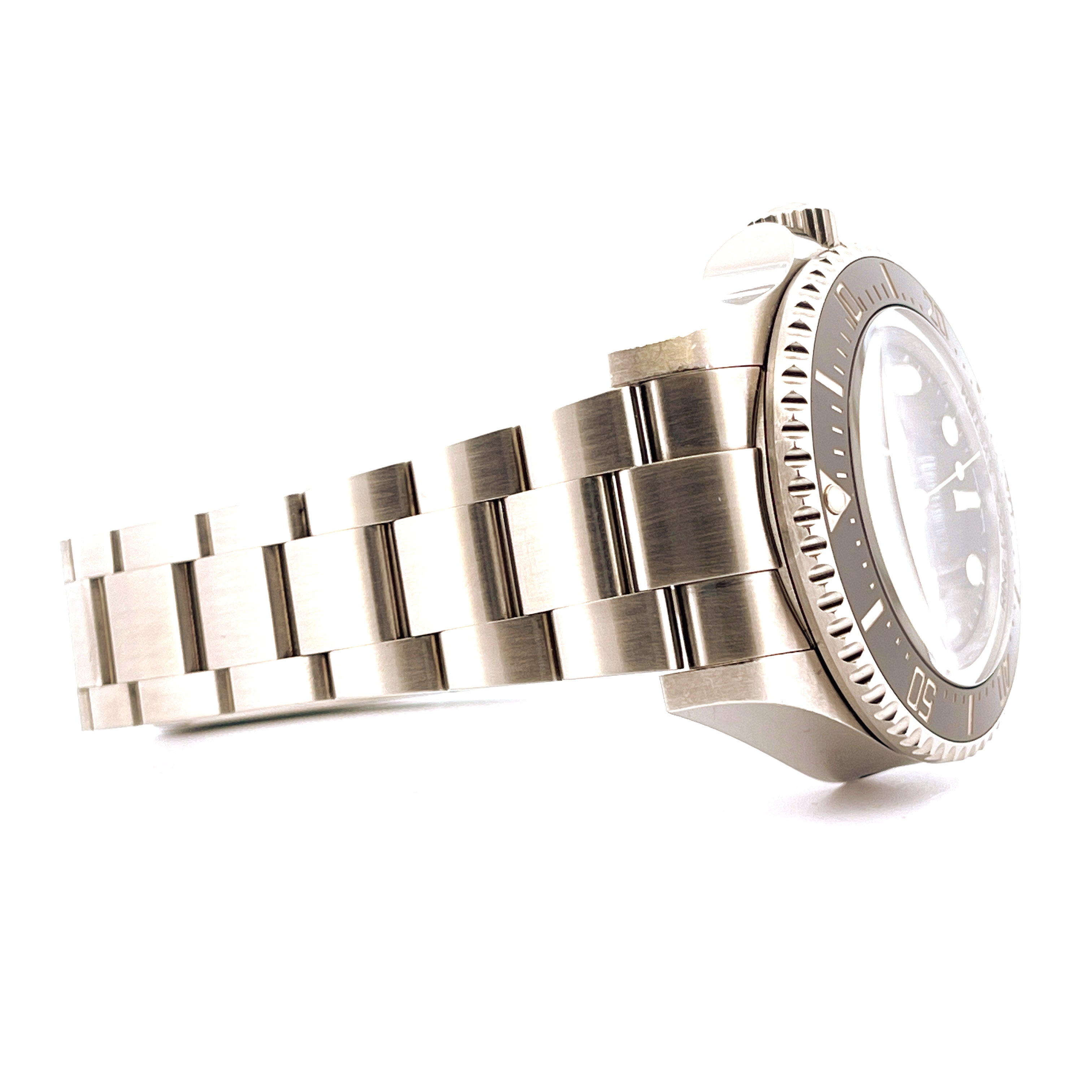 Seitenansicht einer Rolex Sea-Dweller Deepsea "James Cameron" aus Stahl mit Metallarmband auf weißem Hintergrund