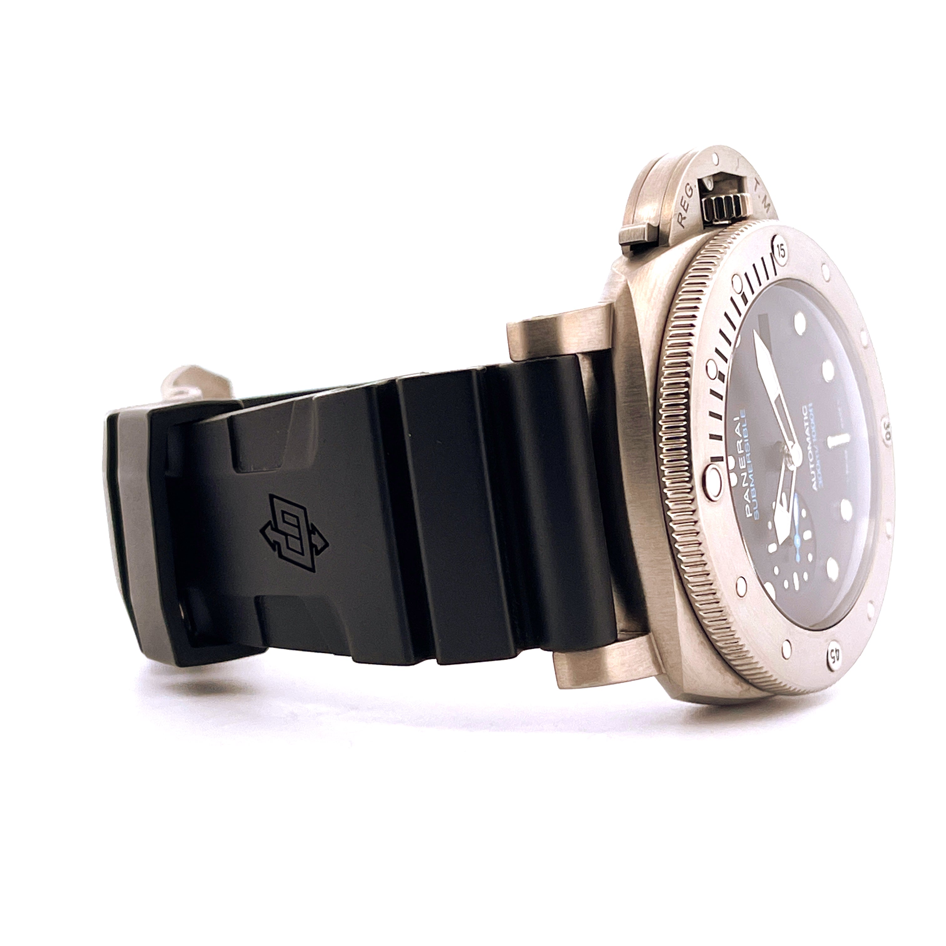 Panerai Luminor Submersible 1950 Titan im Detail mit schwarzem Kautschukarmband