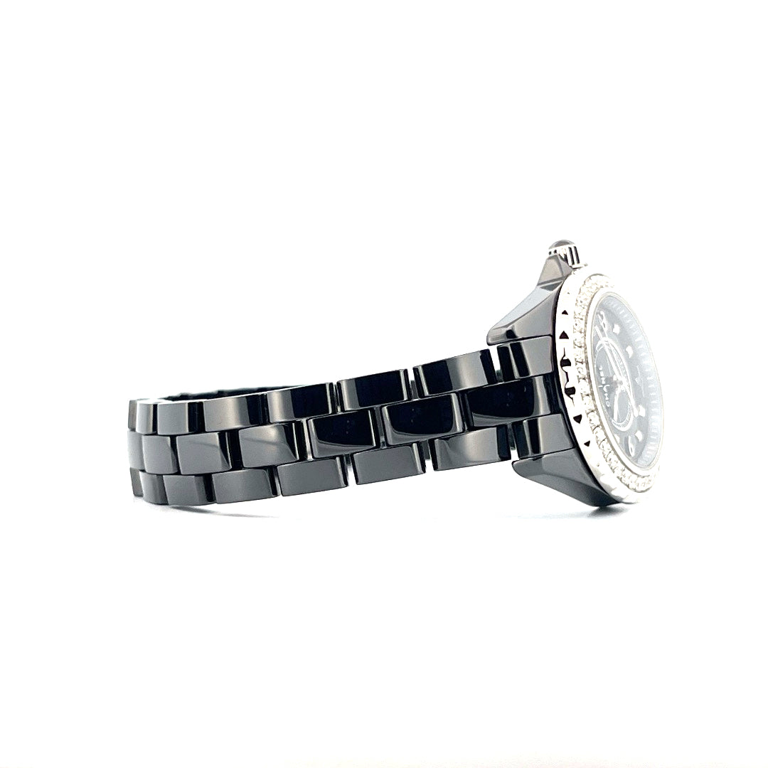 Chanel J12 29mm schwarz mit Diamantbesatz und Keramikarmband von der Seite