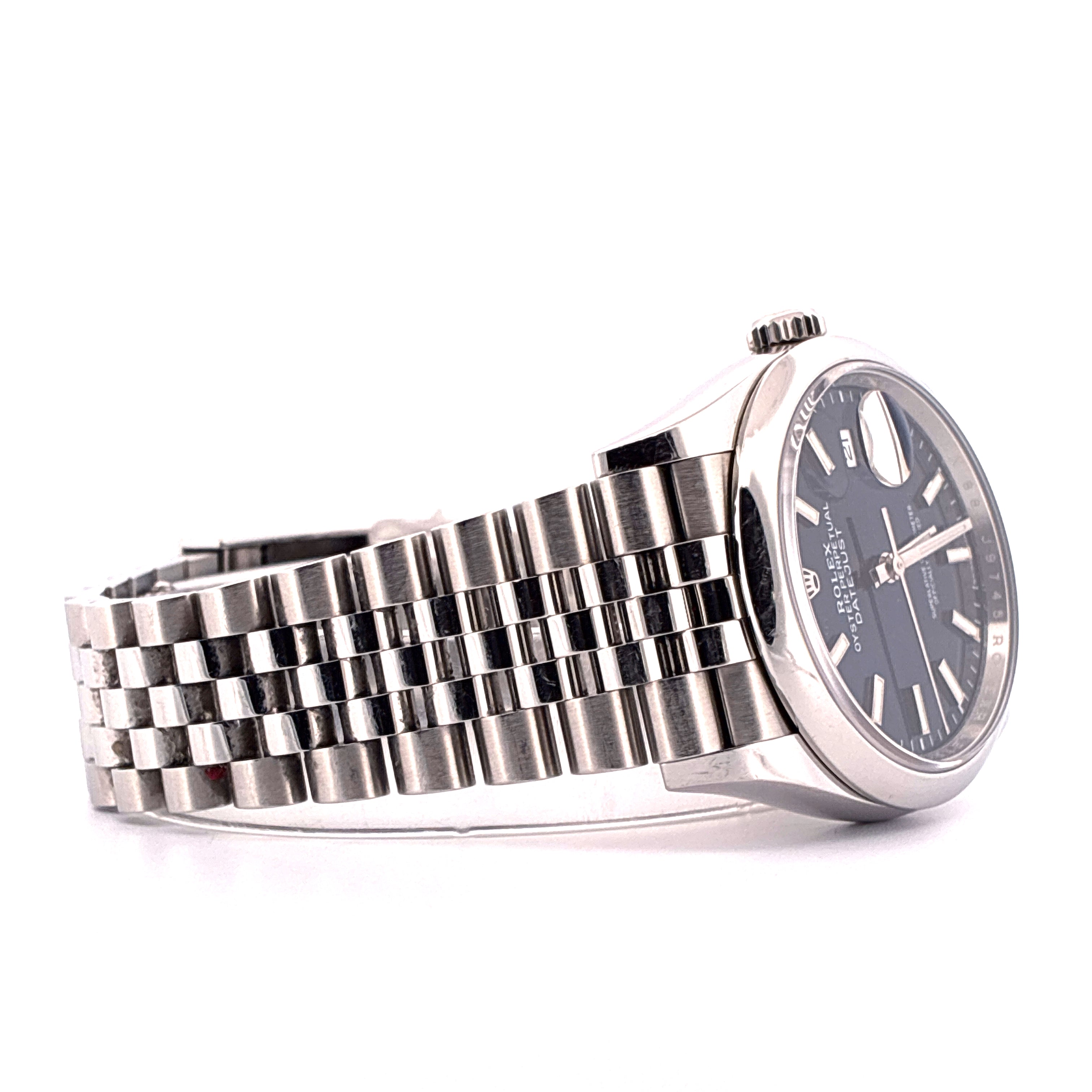 Rolex Datejust 36 mit blauem Zifferblatt und Stahl-Jubilee-Armband in Seitenansicht vor weissem Hintergrund