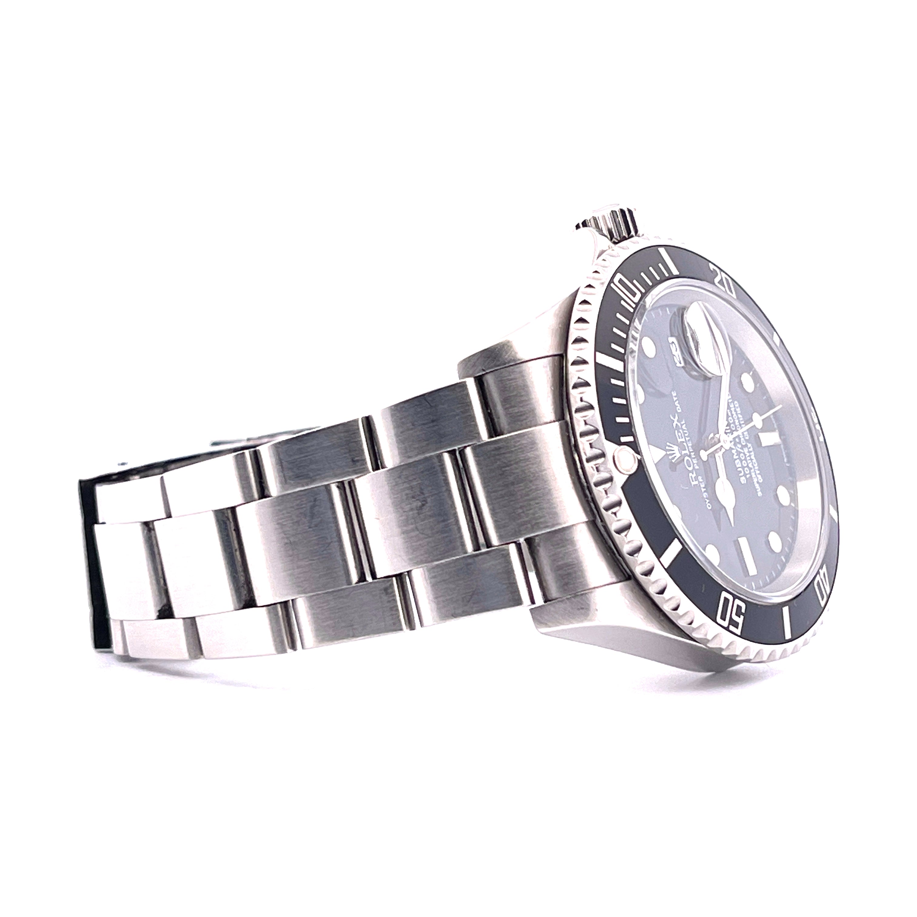 Rolex Submariner Date 16610 aus Stahl, Seitenansicht mit schwarzer Lünette und dunklem Zifferblatt, auf weissem Hintergrund