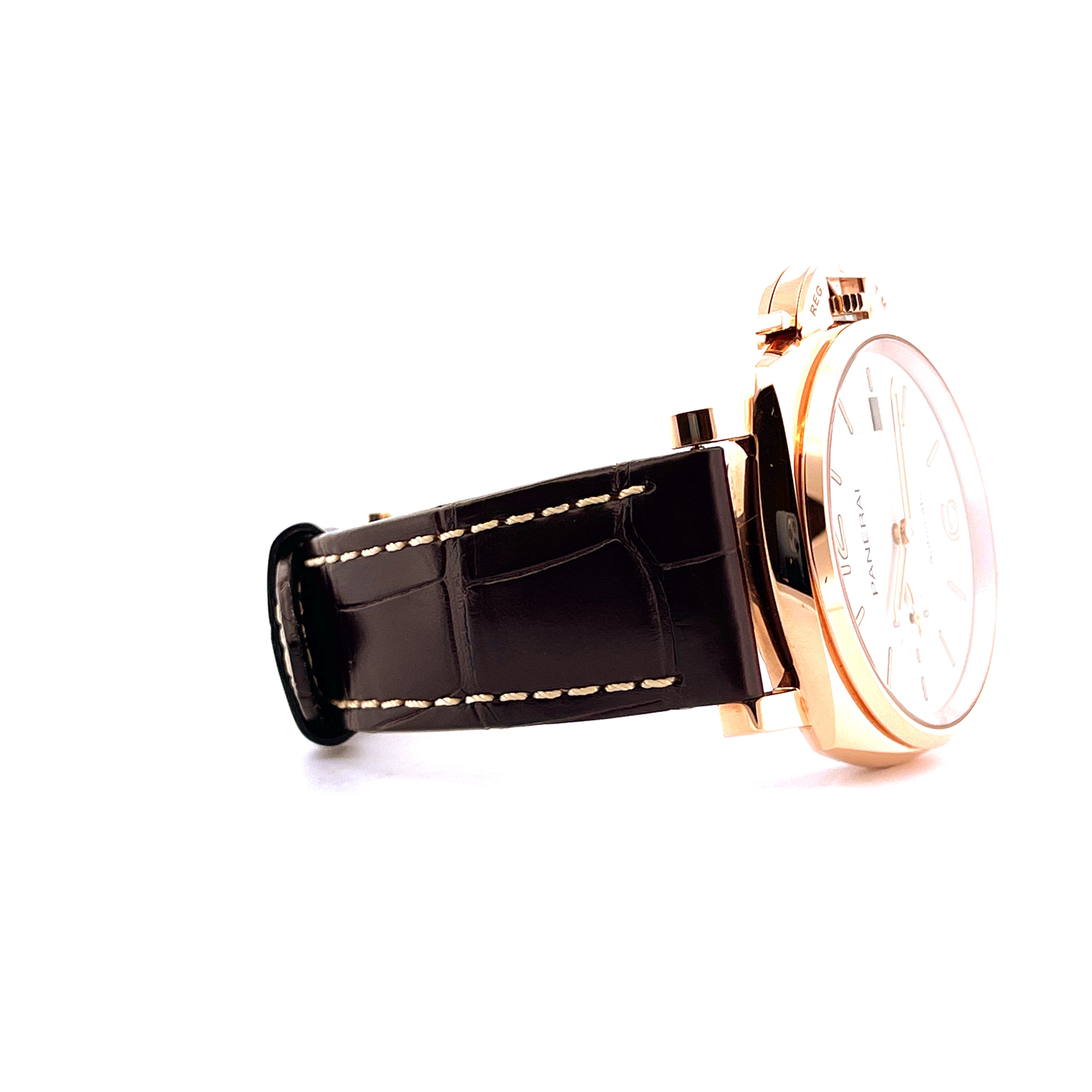 Eine Panerai Luminor Due 42 mm Roségold mit braunem Kroko-Armband in Seitenansicht