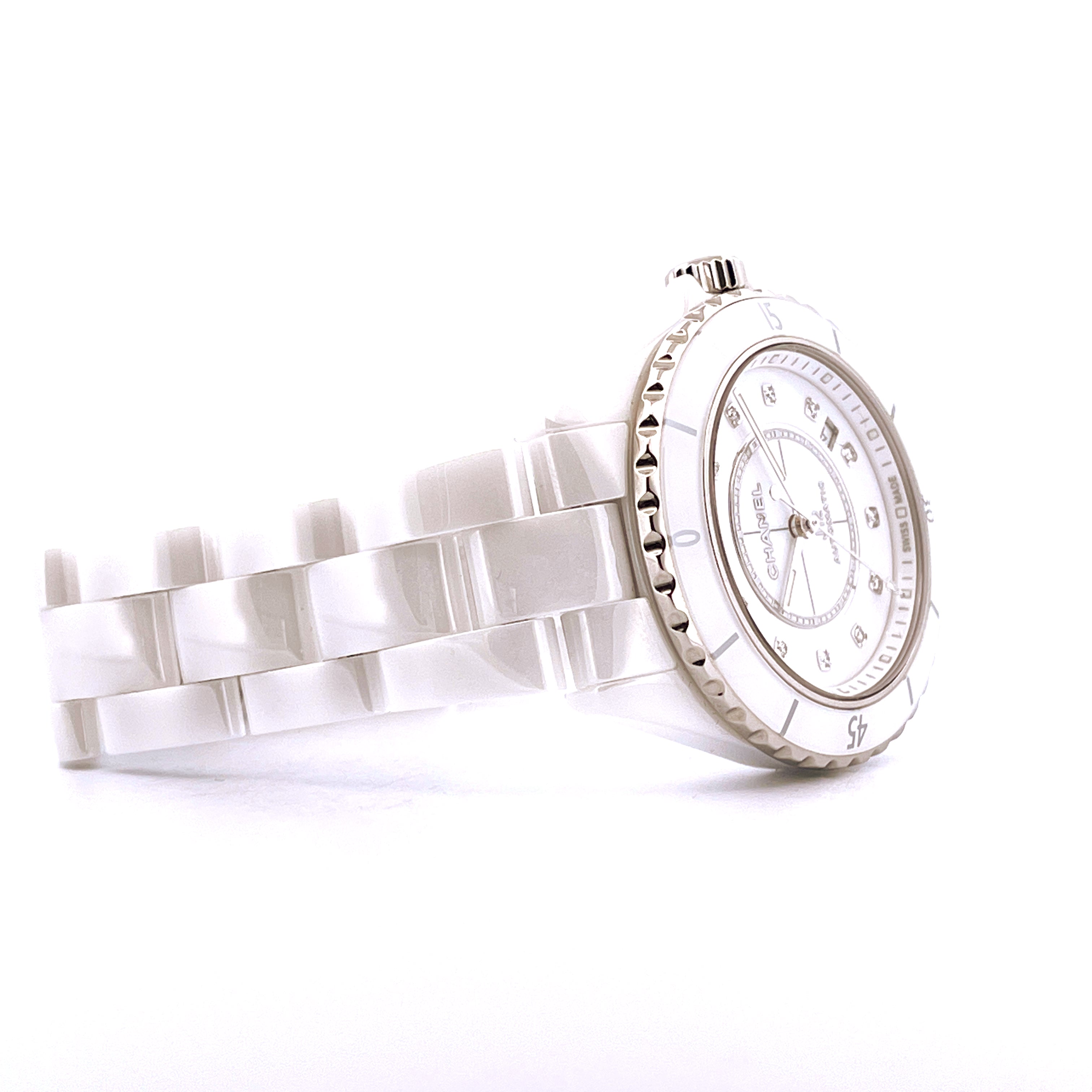 Chanel J12 38 mm mit weißem Keramikarmband und Zifferblatt von der Seite aufgenommen