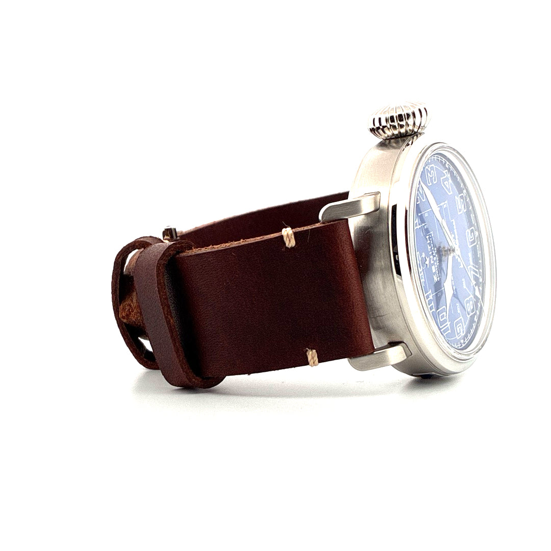 Zenith Type 20 Blueprint Limited Edition Uhr im Seitenprofil mit blauem Zifferblatt und braunem Lederarmband