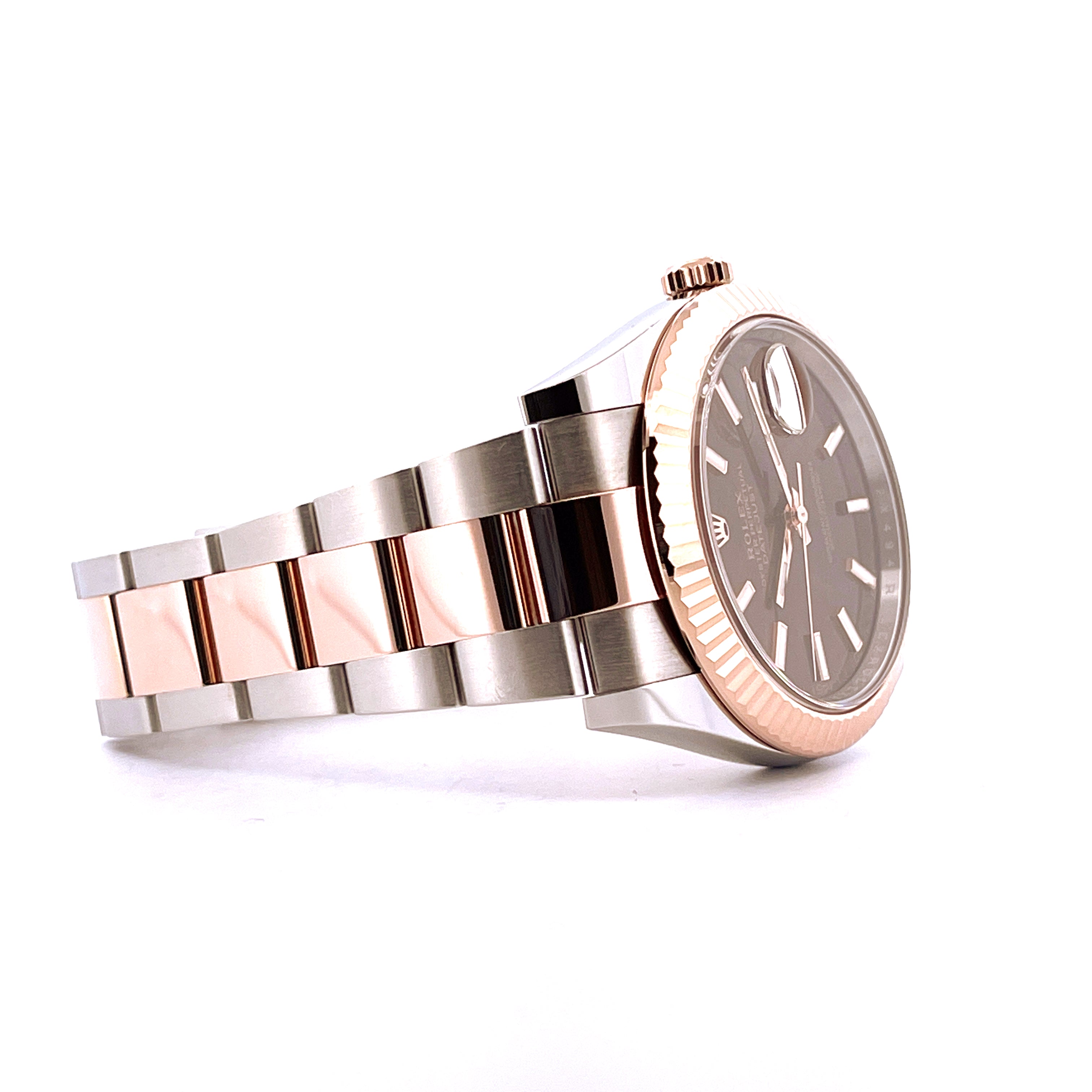 Eine Rolex Datejust 41 Steel&Gold Chocolate von 2019 mit Roségold-Lünette und zweifarbigem Armband im Seitenprofil