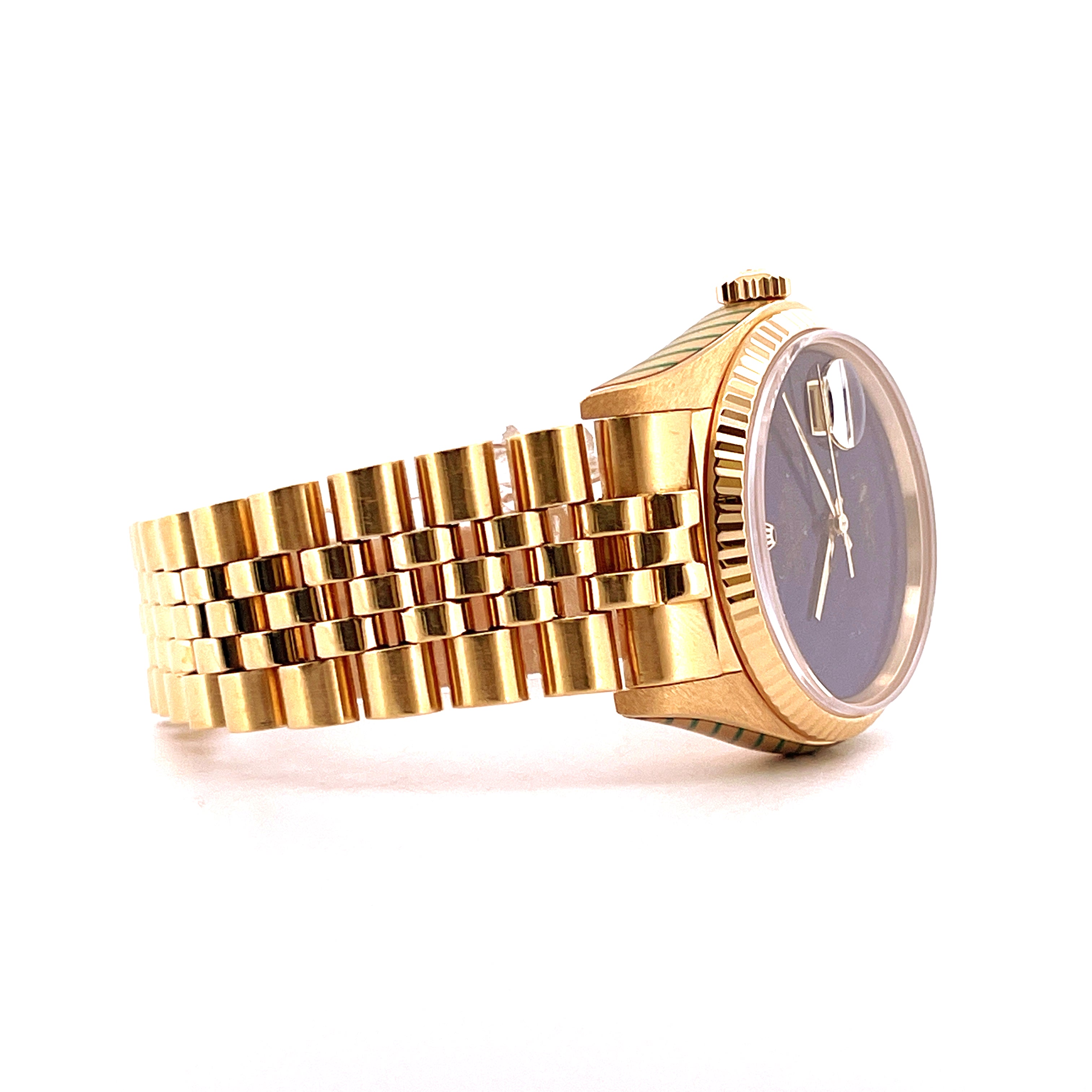 Rolex Datejust 36 Lapis Lazuli von 1979, Seitenansicht eines goldenen Gehäuses mit Lapis-Lazuli-Zifferblatt und Jubilé-Arm…