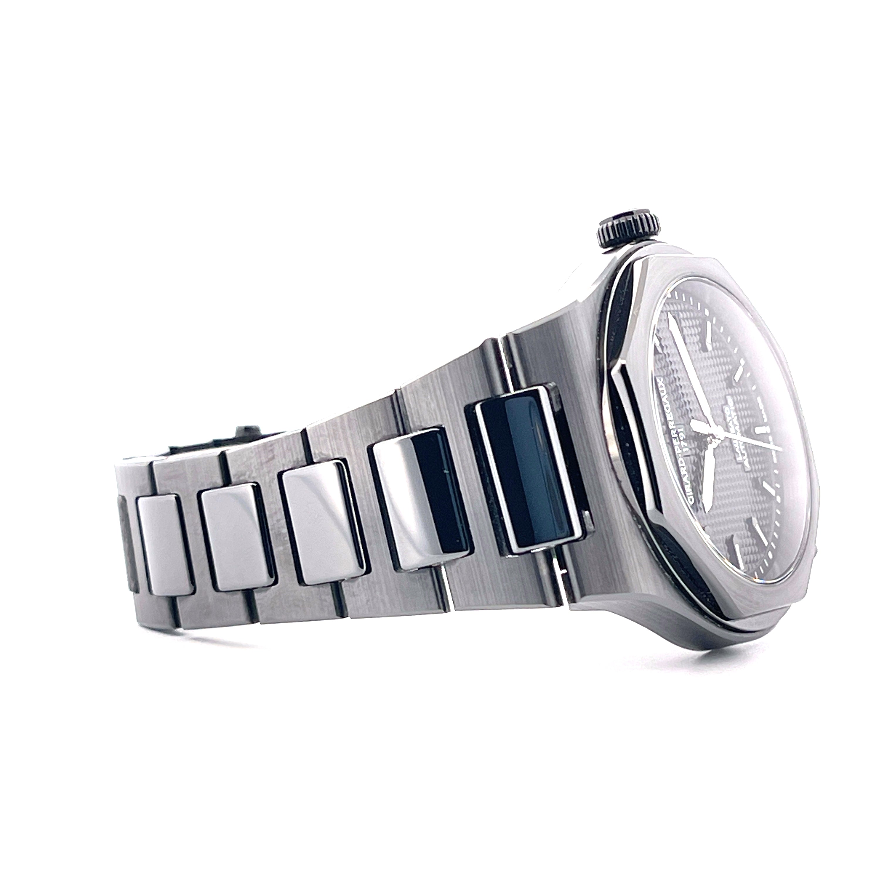 Girard Perregaux Laureato 38 Ceramic 2021 im Seitenprofil auf weißem Hintergrund mit Blick auf das Armband