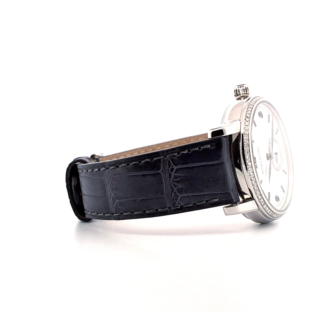 Seitenansicht einer Montblanc Star Legacy Small Second Uhr mit schwarzem Kroko-Lederarmband und Diamantlünette