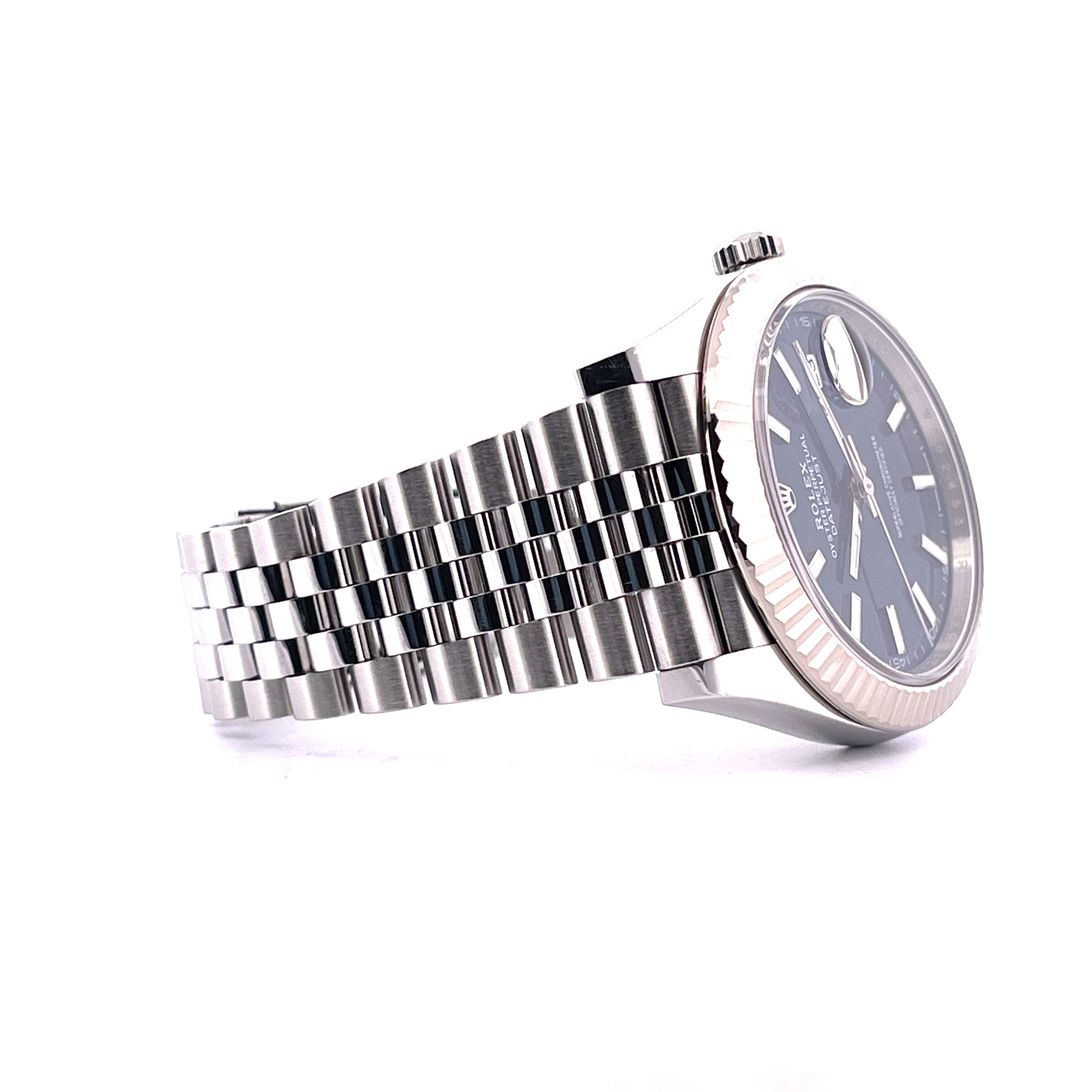 Rolex Datejust 41 Jubilee mit blauem Zifferblatt im Seitenprofil auf weißem Hintergrund