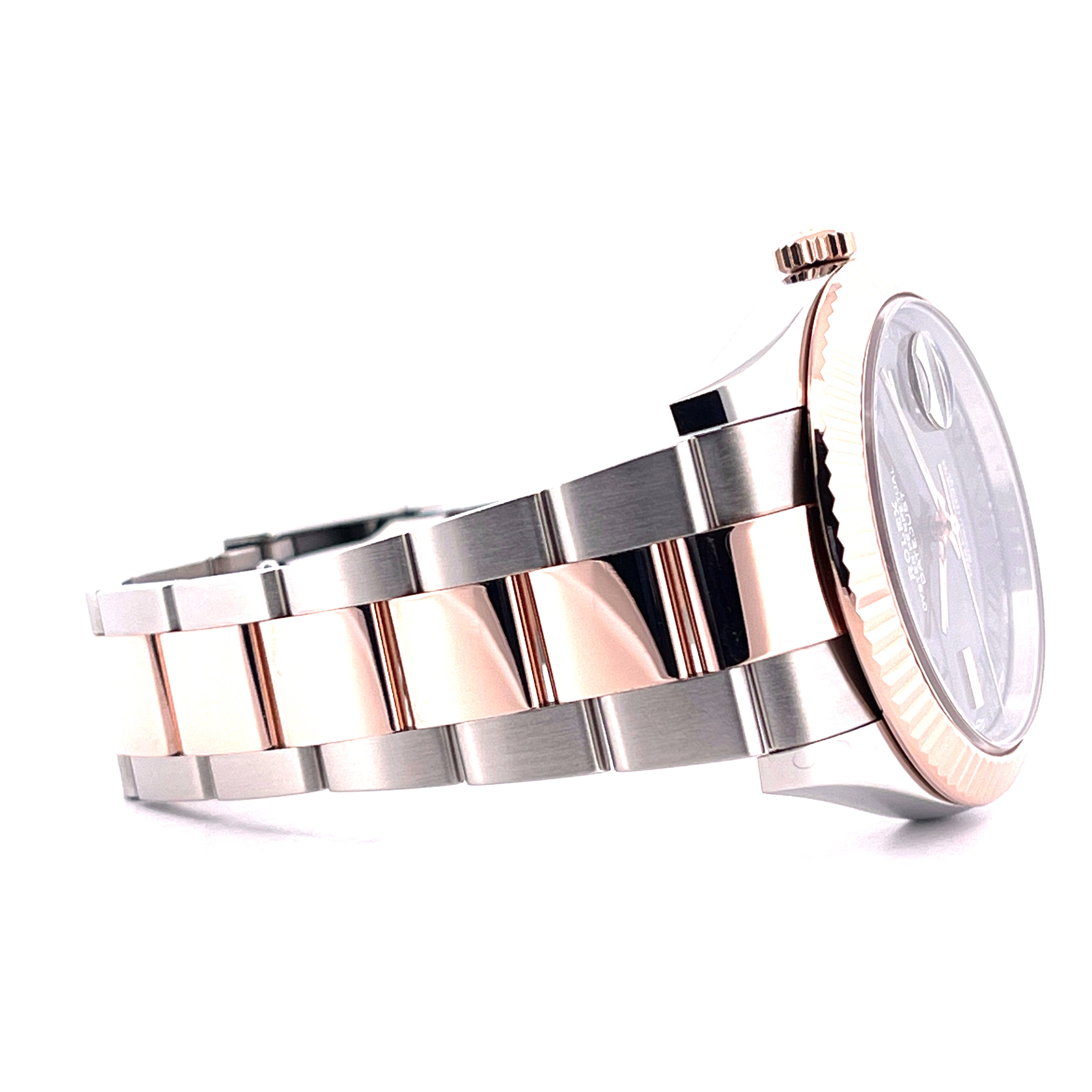 Rolex Datejust 41 Wimbledon Oyster mit Stahl- und Goldarmband in Seitenansicht mit Fokus auf Gehäuse und Armband