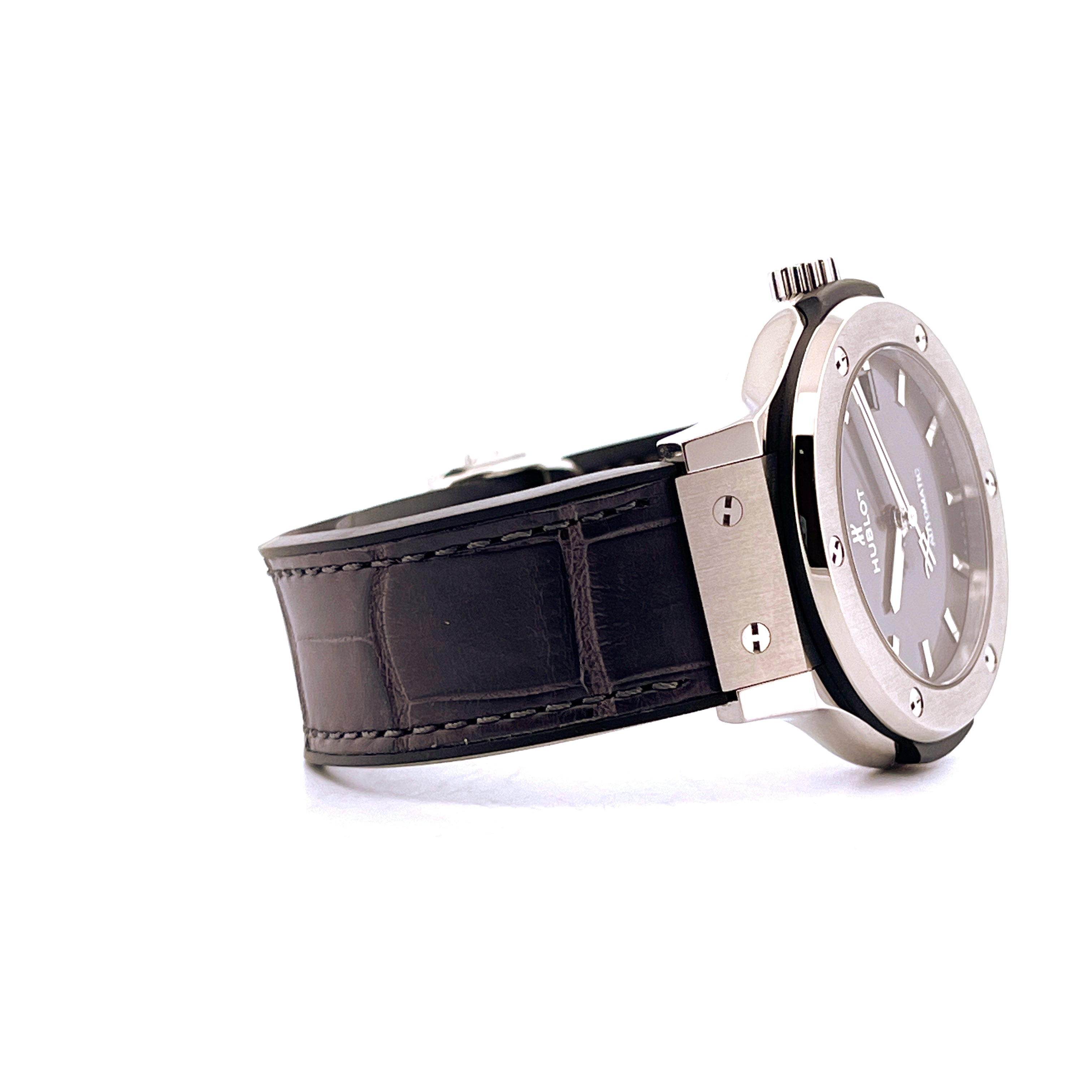 Hublot Classic Fusion 38mm Titangehäuse mit schwarzem Krokodillederarmband aus der Seitenansicht