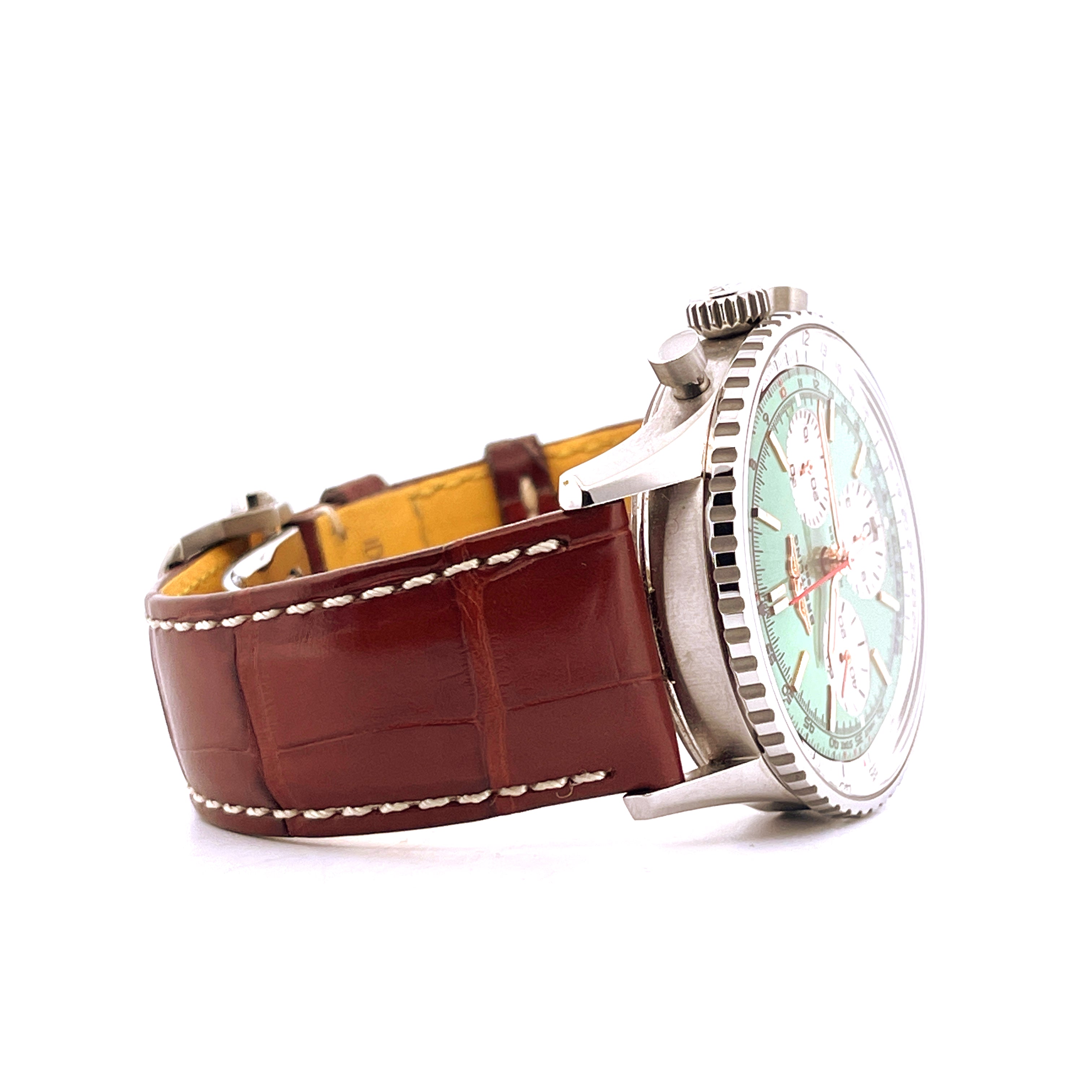 Breitling Navitimer B01 Chronograph Mint Green im Seitenprofil mit braunem Krokodillederarmband