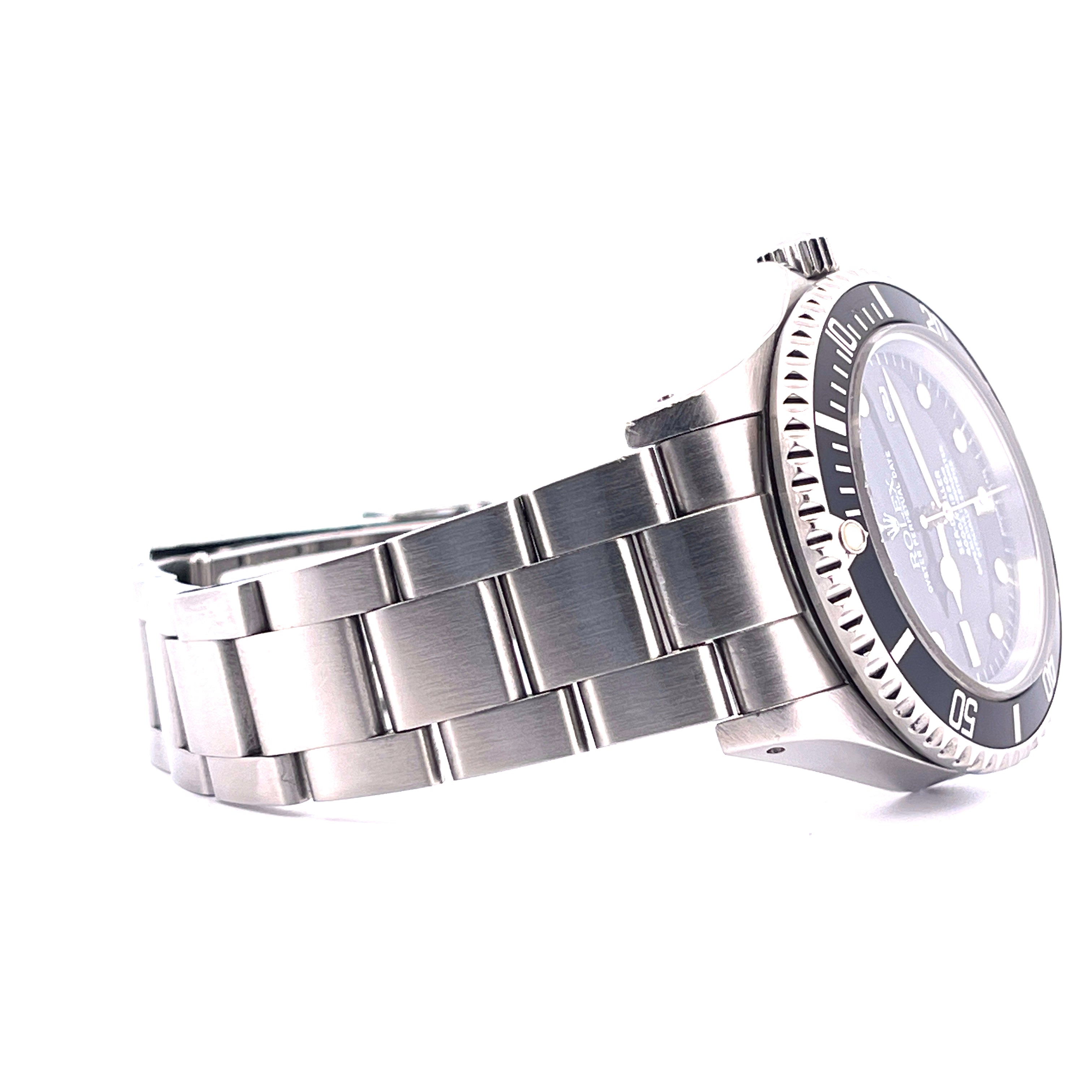Rolex Sea-Dweller Ref 16600 Stahlarmband und schwarzer Lünette im Seitenprofil auf weißem Hintergrund