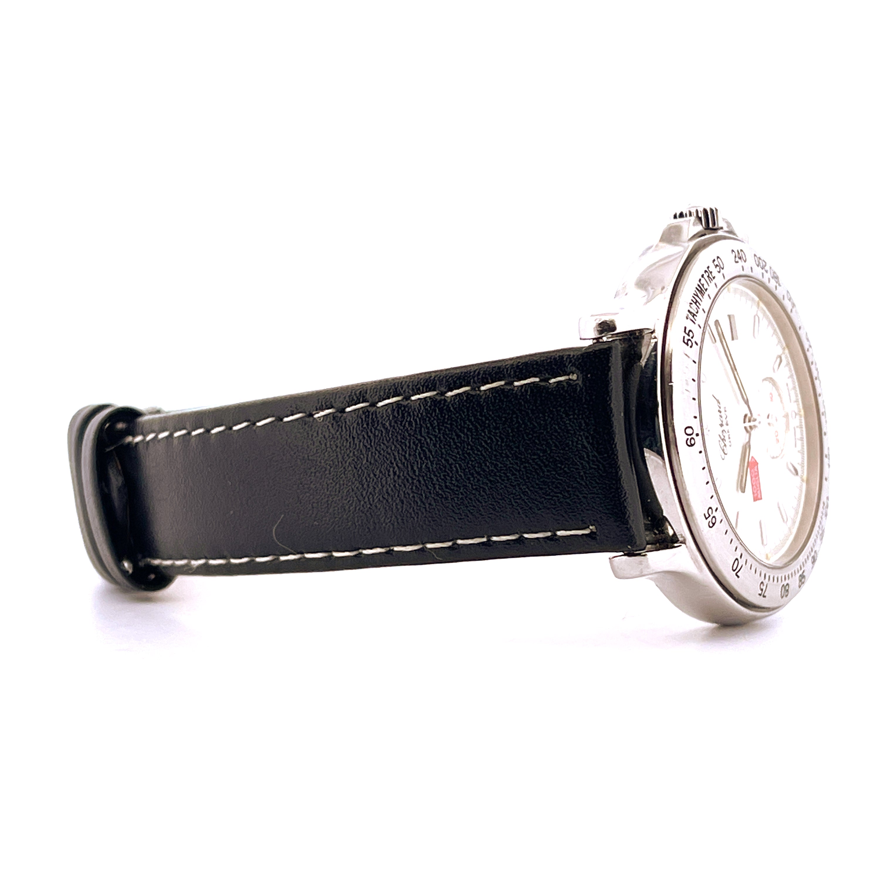 Chopard Mille Miglia Monopusher im Profil mit schwarzem Lederarmband und weißem Zifferblatt