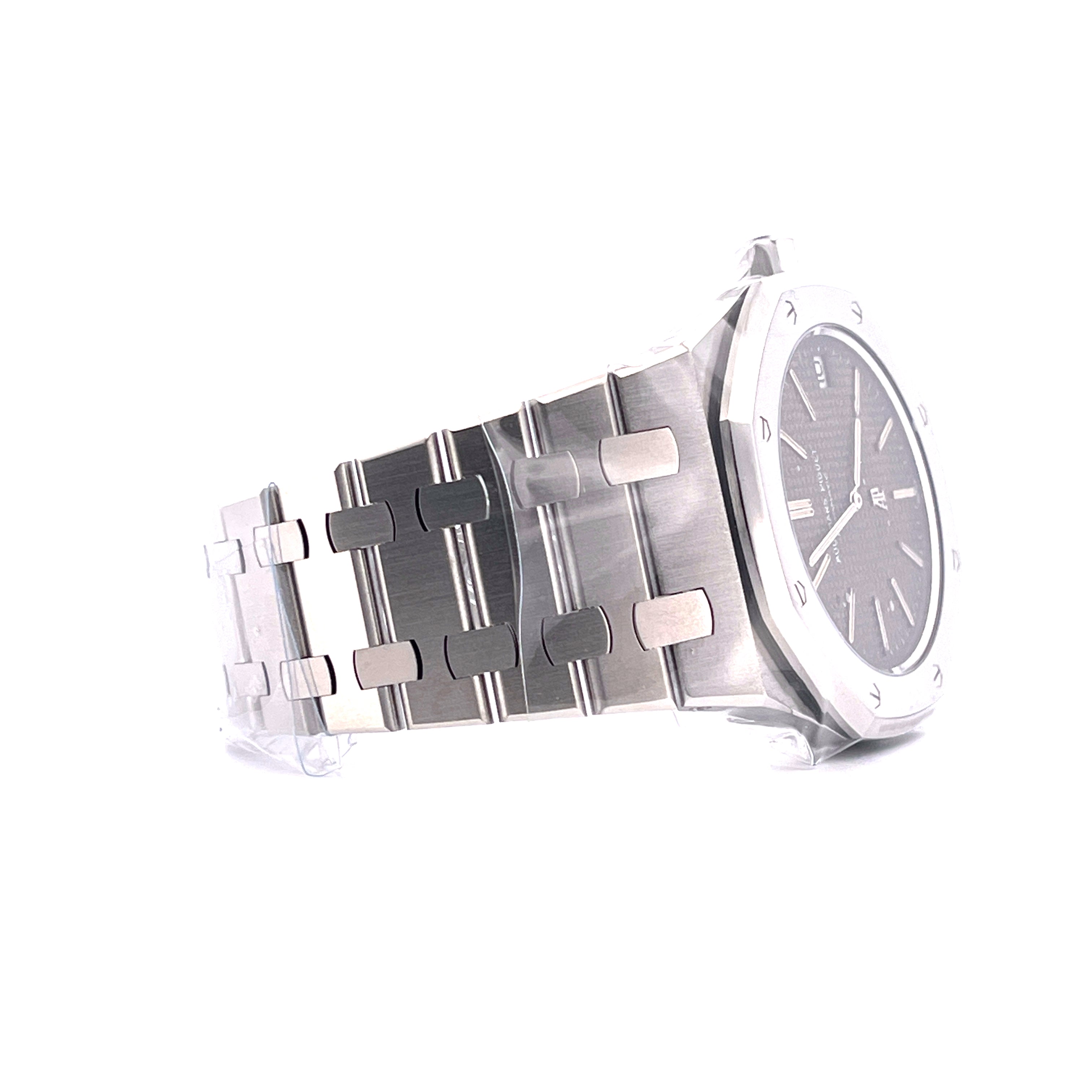 Audemars Piguet Royal Oak Jumbo 5402ST im Detail, Edelstahlgehäuse, schwarzes Zifferblatt und Armband, weißer Hintergrund