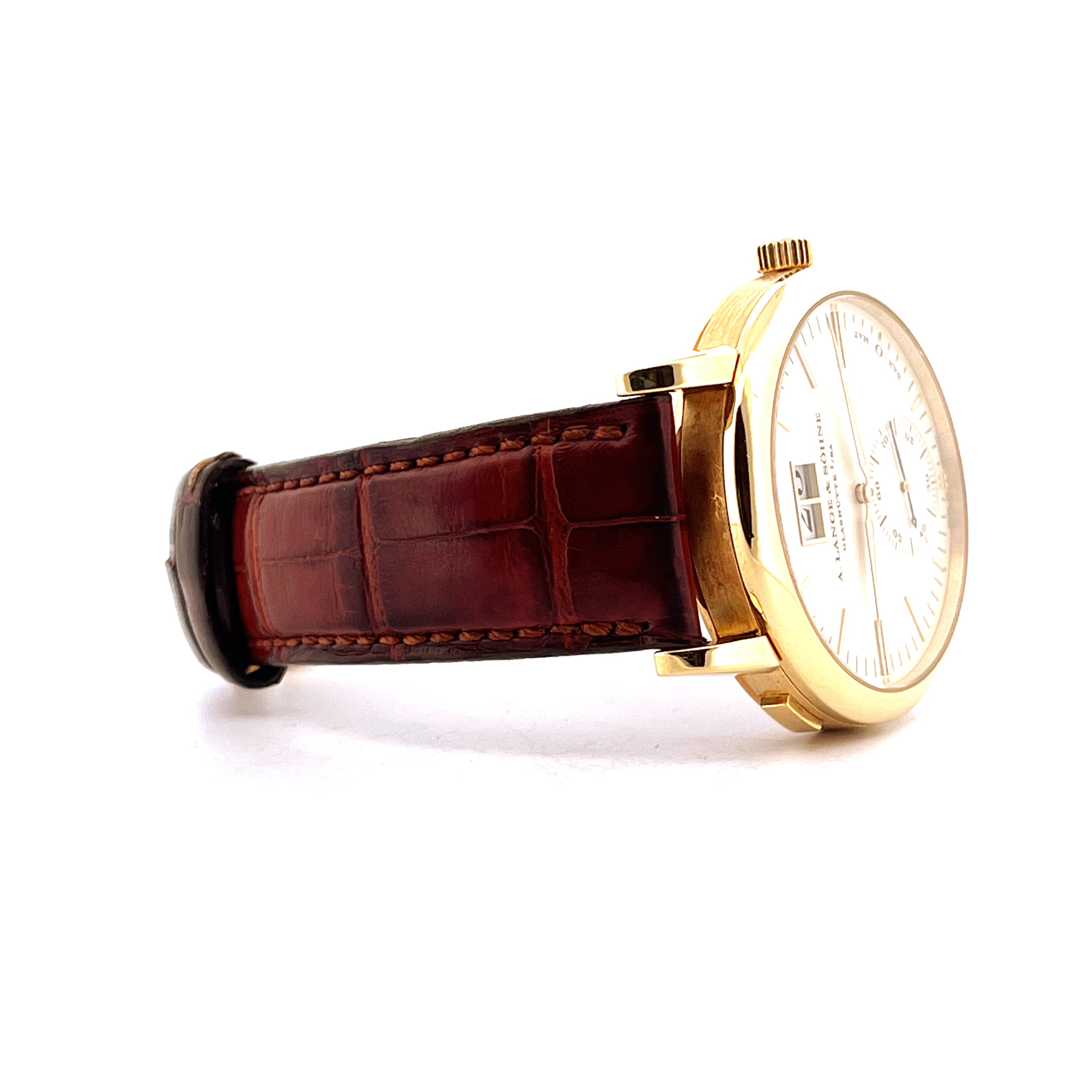 A. Lange & Söhne Langematik Service 2025 Gelbgold auf braunem Krokolackarmband von der Seite gesehen
