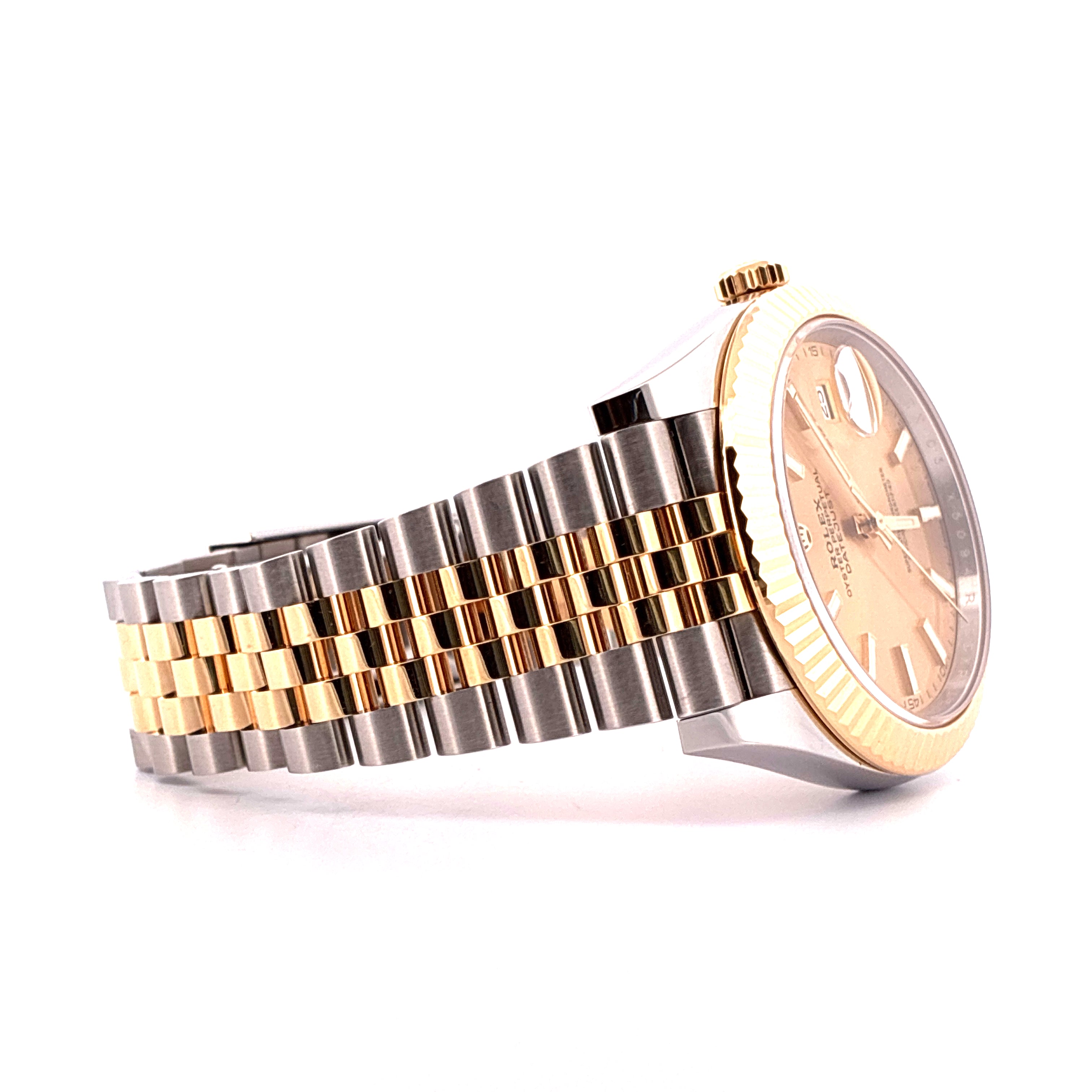 Rolex Datejust 41 Bicolor im Seitenprofil auf weissem Hintergrund mit zwei sichtbaren Stundenindexen und Zeigern