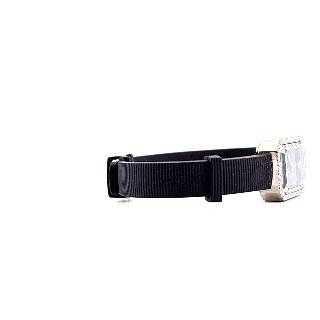 Seitenansicht einer Chanel Premiere Uhr mit schwarzem Armband und silbernem Gehäuse mit Diamanten besetzter Lünette