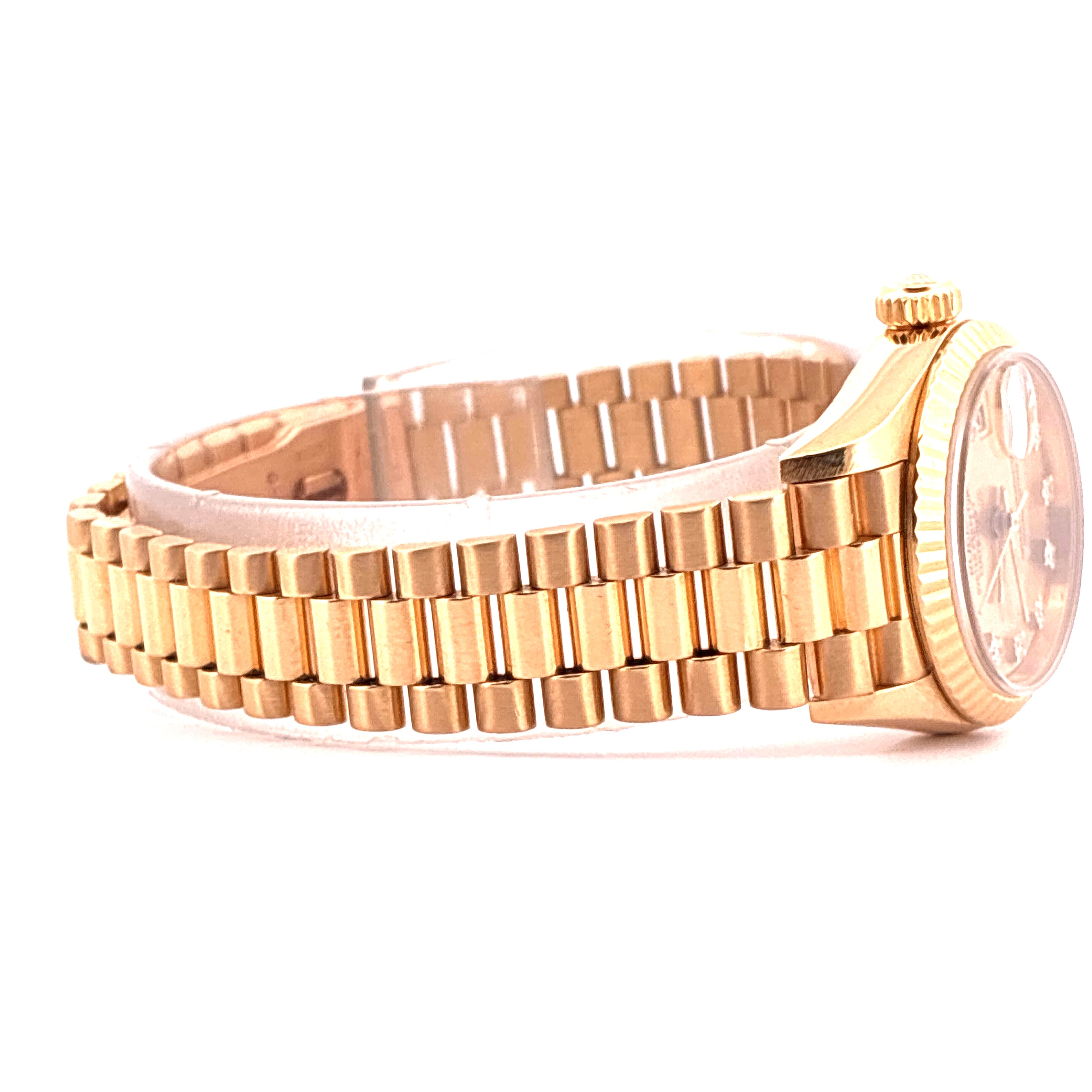 Rolex Lady-Datejust aus Gold im Seitenprofil, das goldene Präsidentenband ist detailliert sichtbar