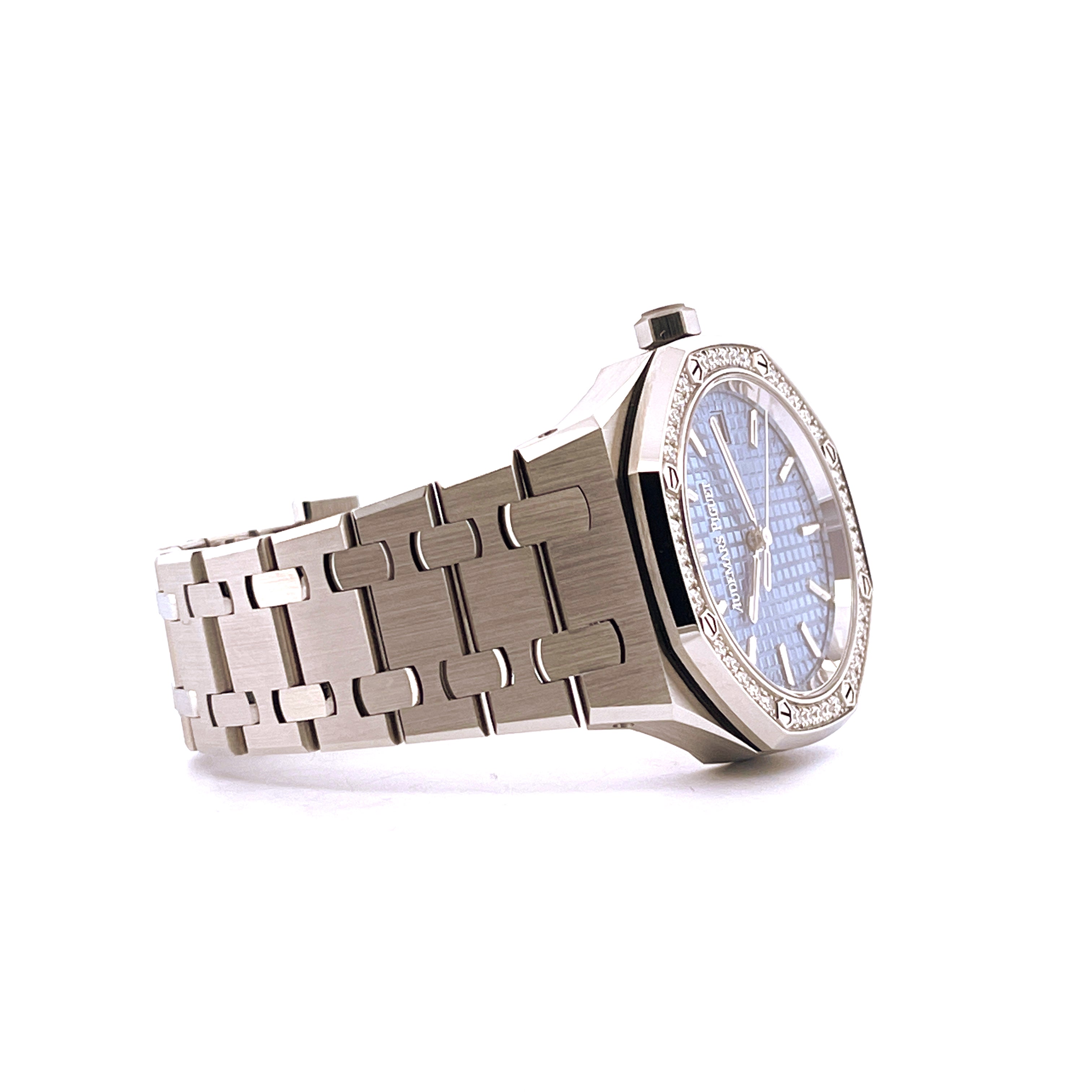 Audemars Piguet Royal Oak Selfwinding Ice Blue Stahl mit Diamanten auf weißem Hintergrund